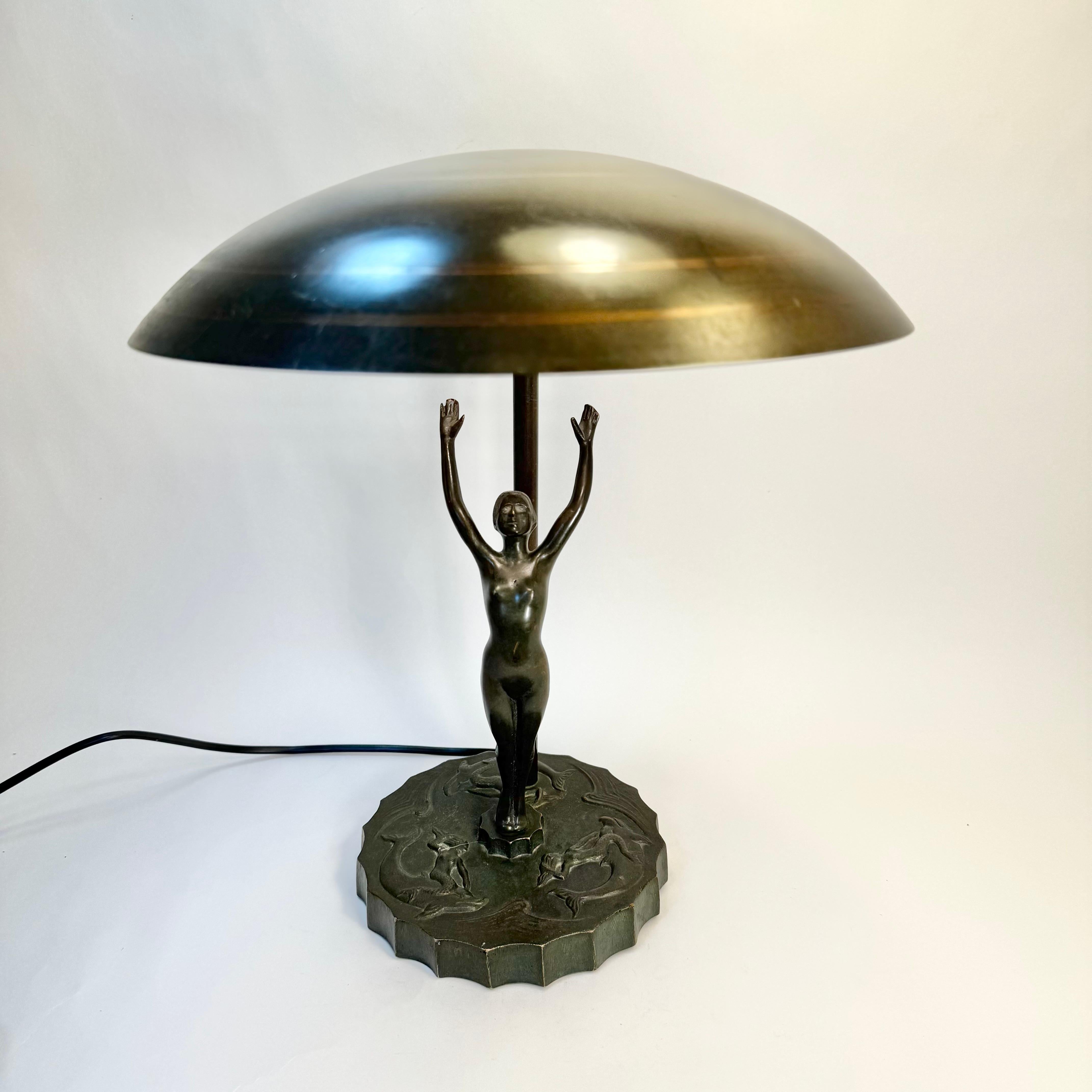 Esta lámpara de sobremesa Art Decó de bronce patinado verde de la década de 1940, posiblemente etiquetada en su día como modelo 