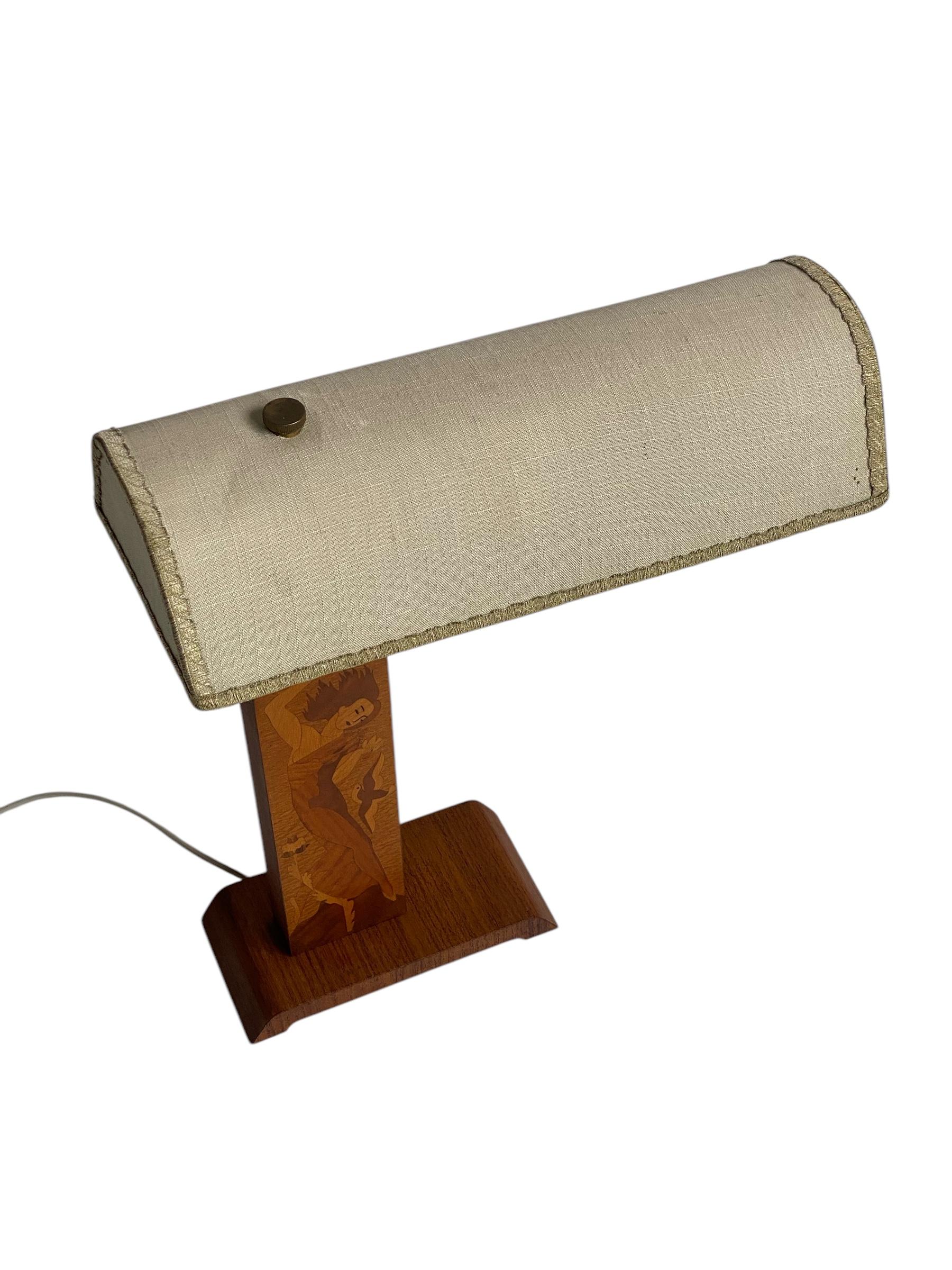 Suédois Lampe de table moderne suédoise par Mjölby Intarsia, années 1930/40, décor en bois incrusté en vente
