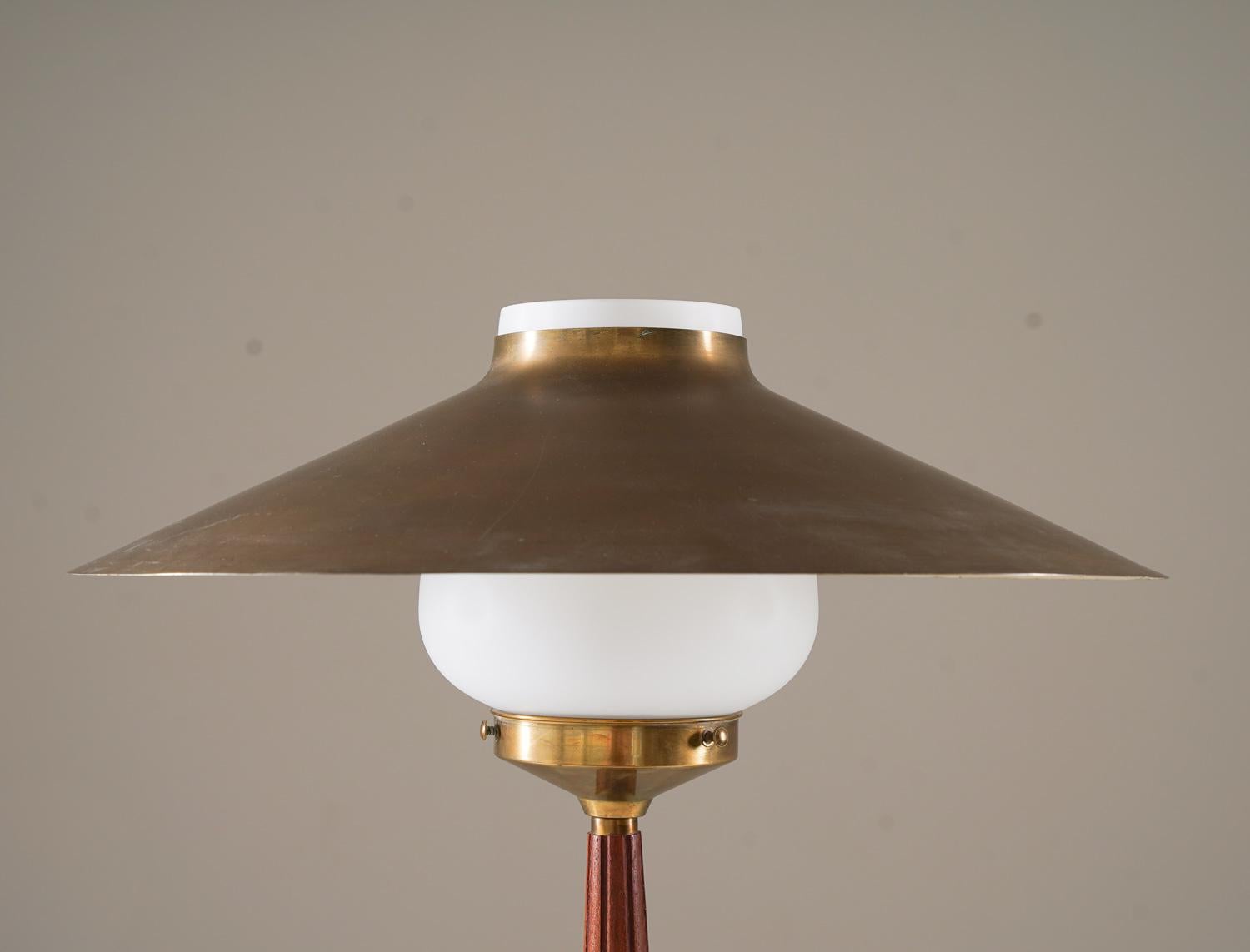 Scandinave moderne Lampe de table moderne suédoise en laiton et verre en vente