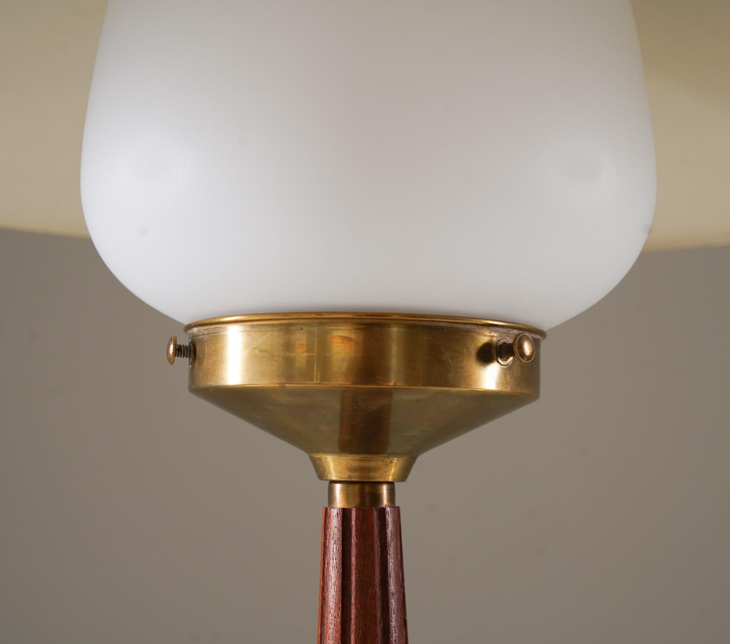 Suédois Lampe de table moderne suédoise en laiton et verre en vente