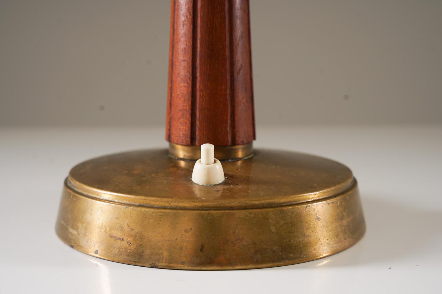 Lampe de table moderne suédoise en laiton et verre Bon état - En vente à Karlstad, SE