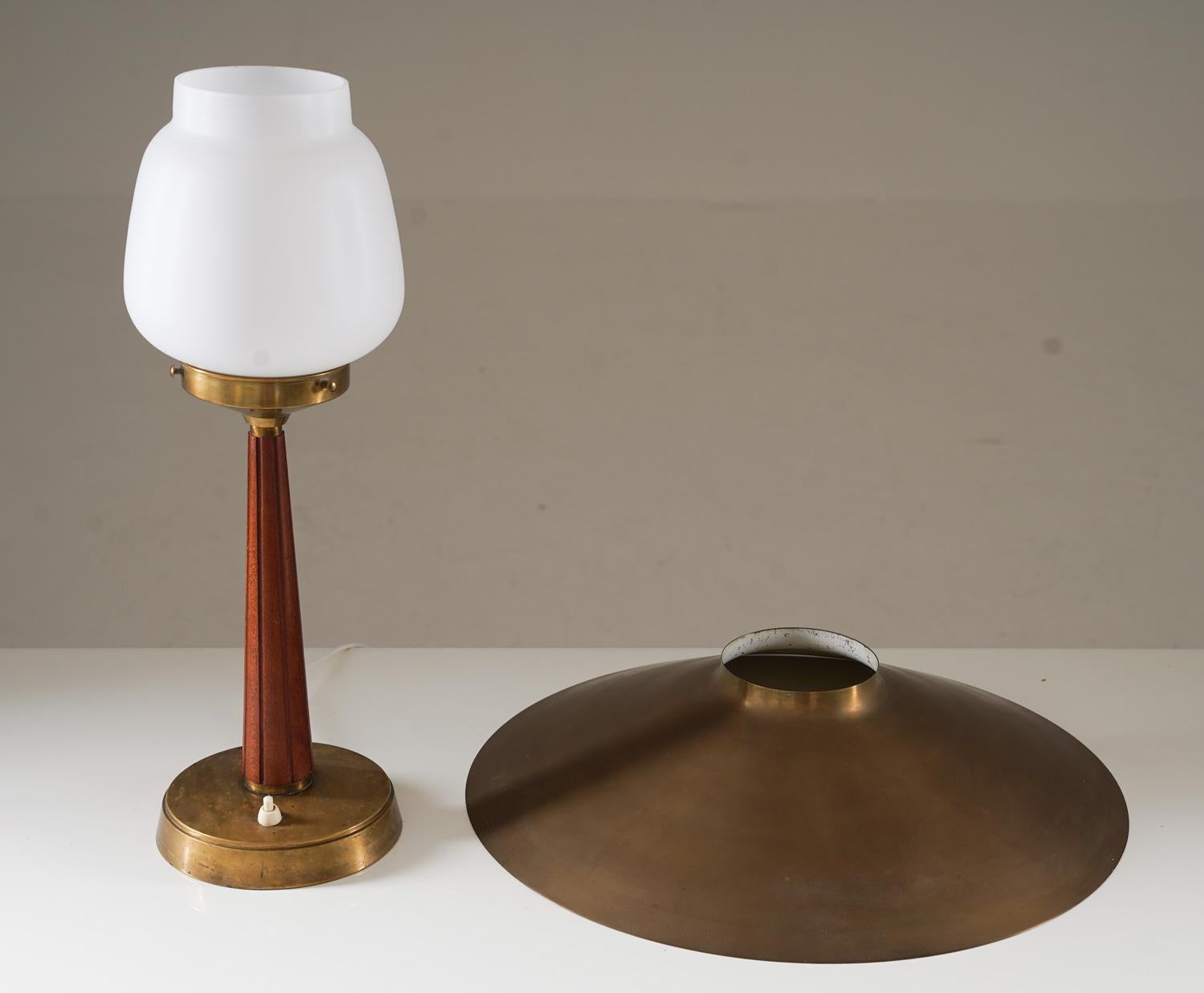 20ième siècle Lampe de table moderne suédoise en laiton et verre en vente
