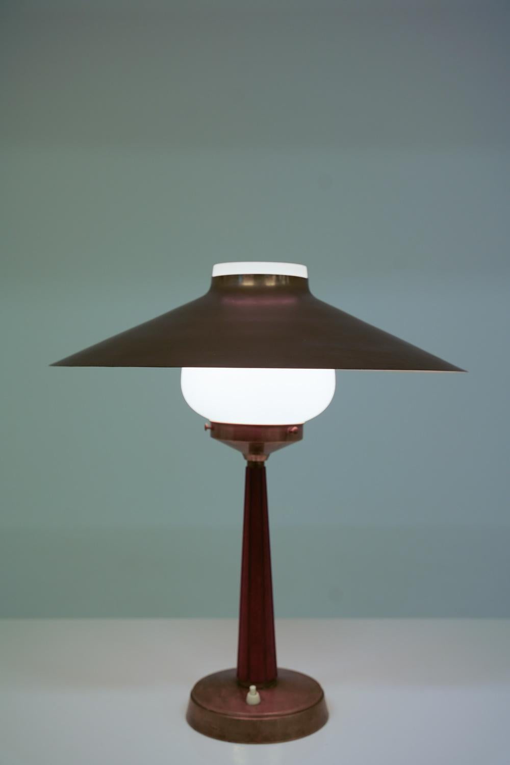 Lampe de table moderne suédoise en laiton et verre en vente 2