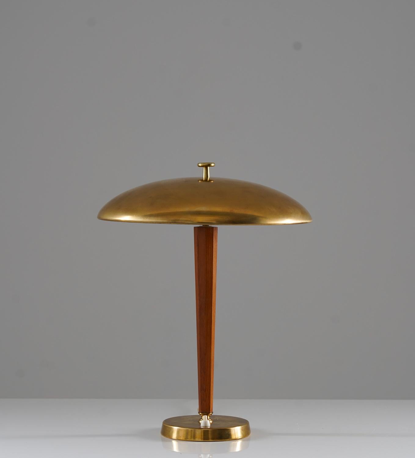Magnifique lampe de table fabriquée par Nordiska Kompaniet (NK), vers 1930.
Cette lampe est fabriquée en laiton et en chêne, avec un abat-jour en laiton épais et solide. L'abat-jour cache deux sources lumineuses (E27, 25w). 


Condit : Bon état