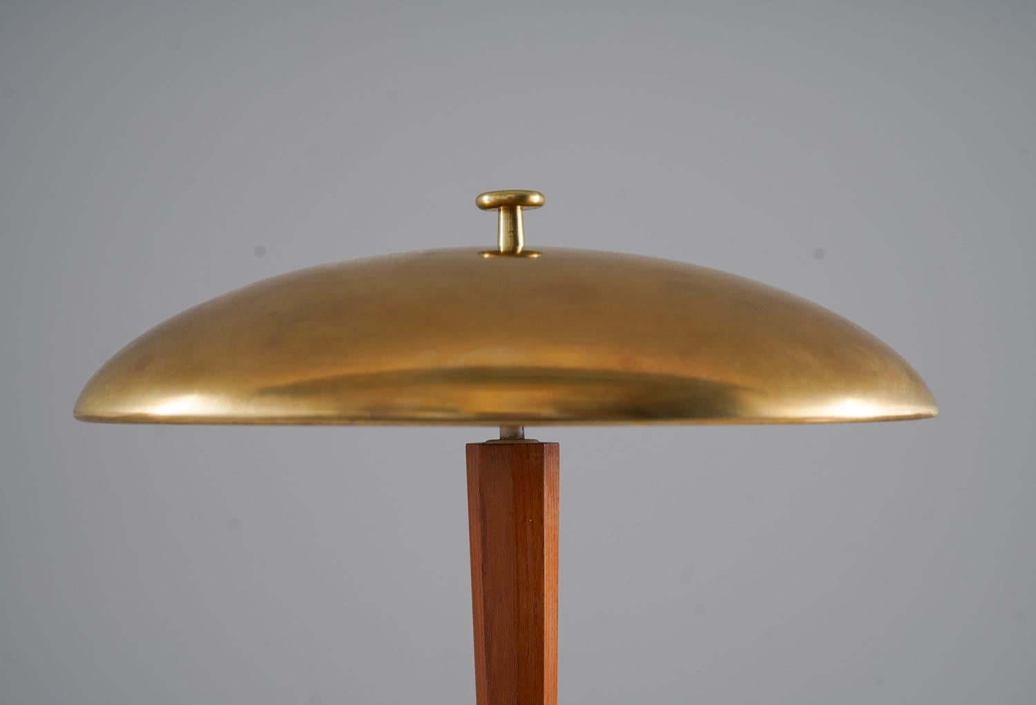 Mid-Century Modern Lampe de bureau moderne suédoise en laiton et chêne par Nordiska Kompaniet 'NK' en vente
