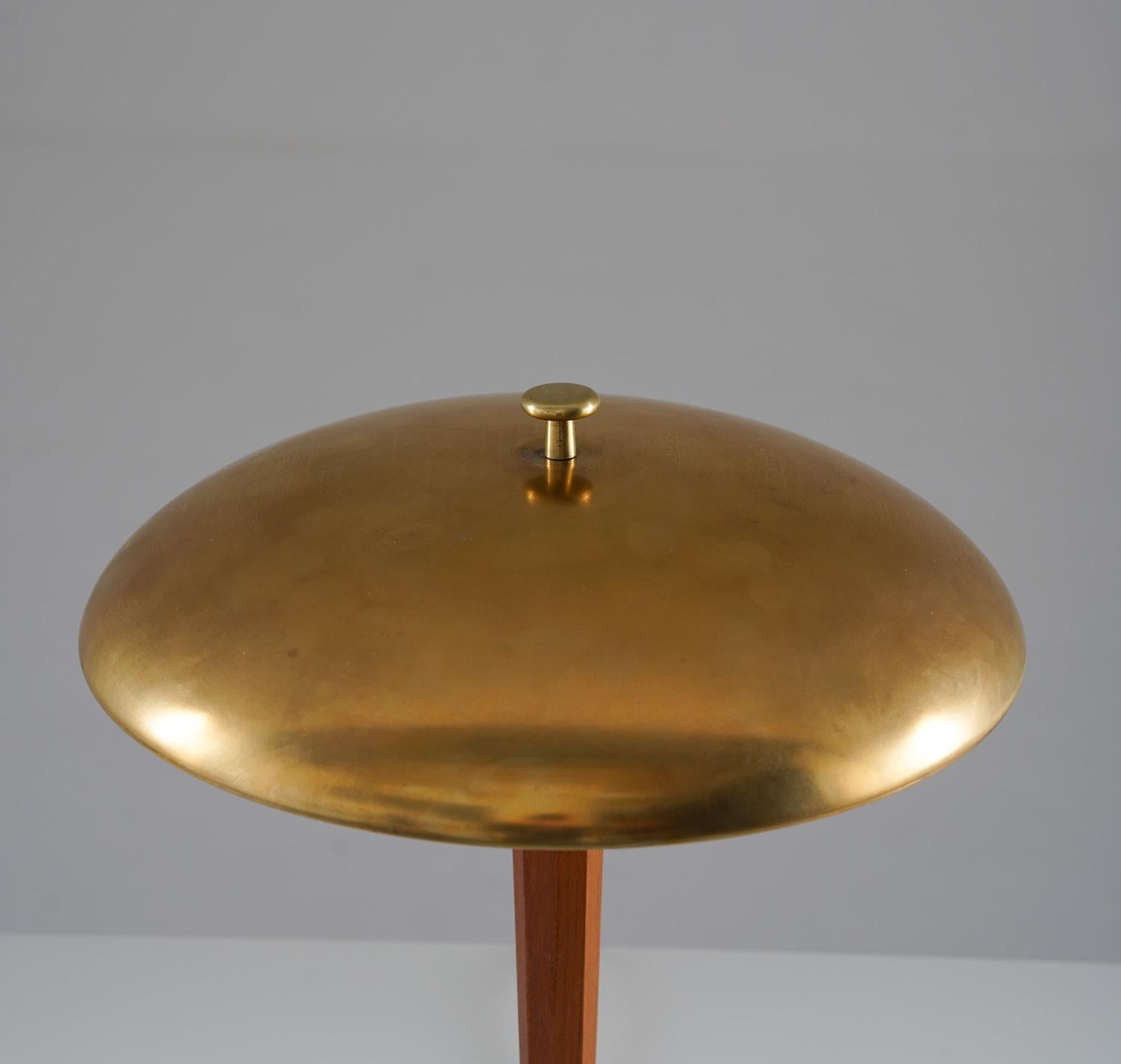Swedish Modern Table Lamp in Brass and Oak by Nordiska Kompaniet 'NK' In Good Condition For Sale In Karlstad, SE