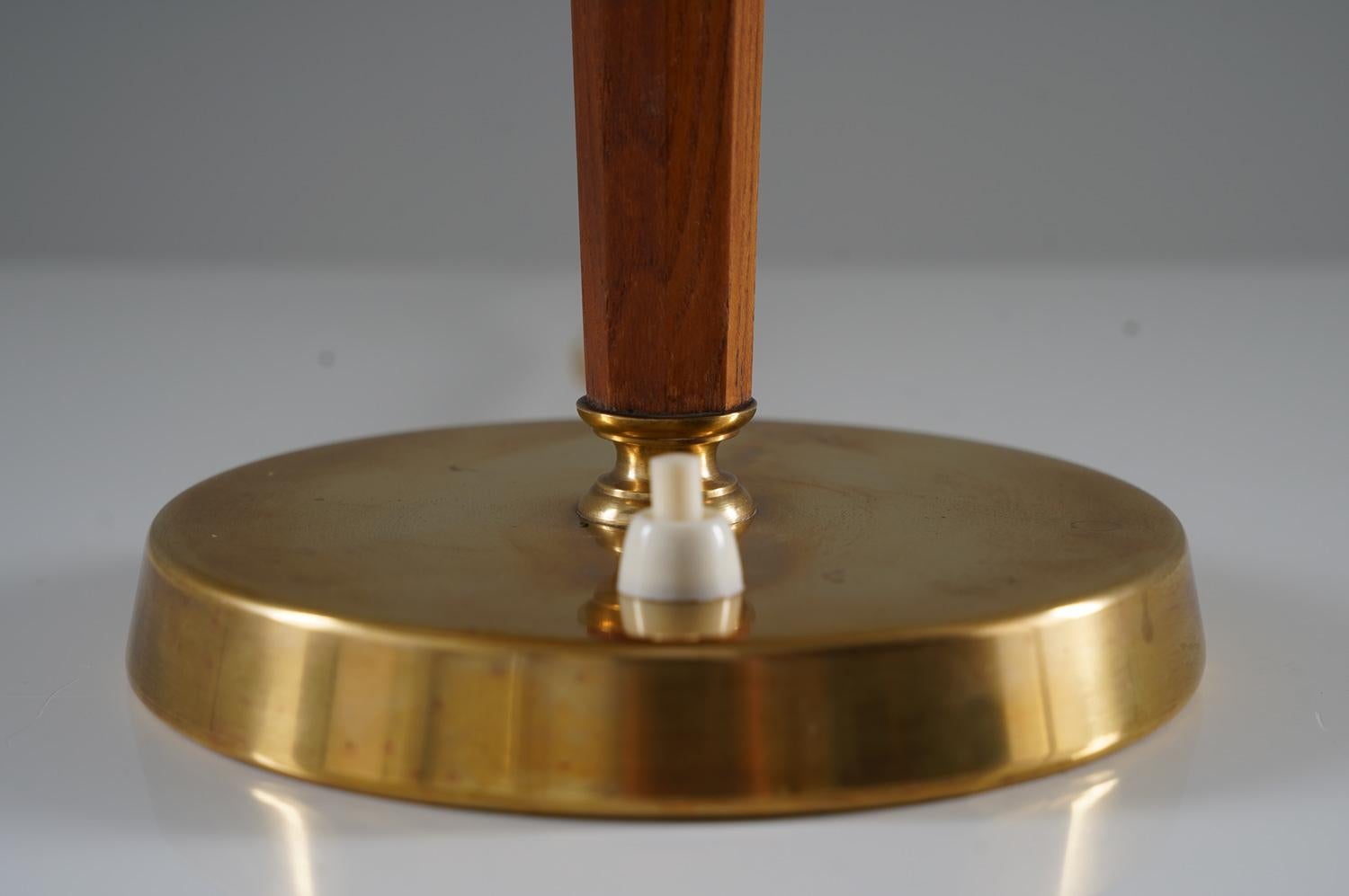 Swedish Modern Table Lamp in Brass and Oak by Nordiska Kompaniet 'NK' For Sale 1
