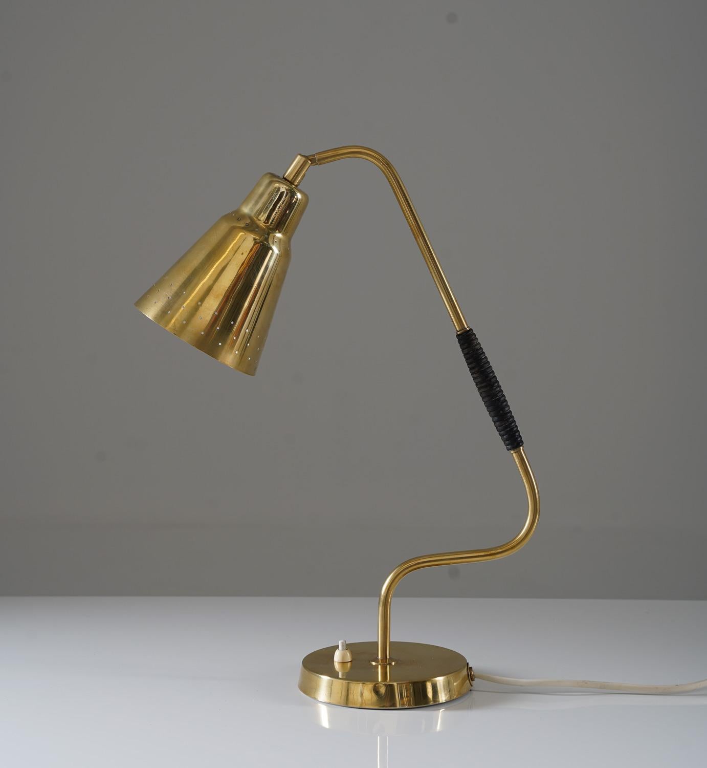 Mid-Century Modern Lampe de bureau moderne suédoise en laiton par Bergboms en vente