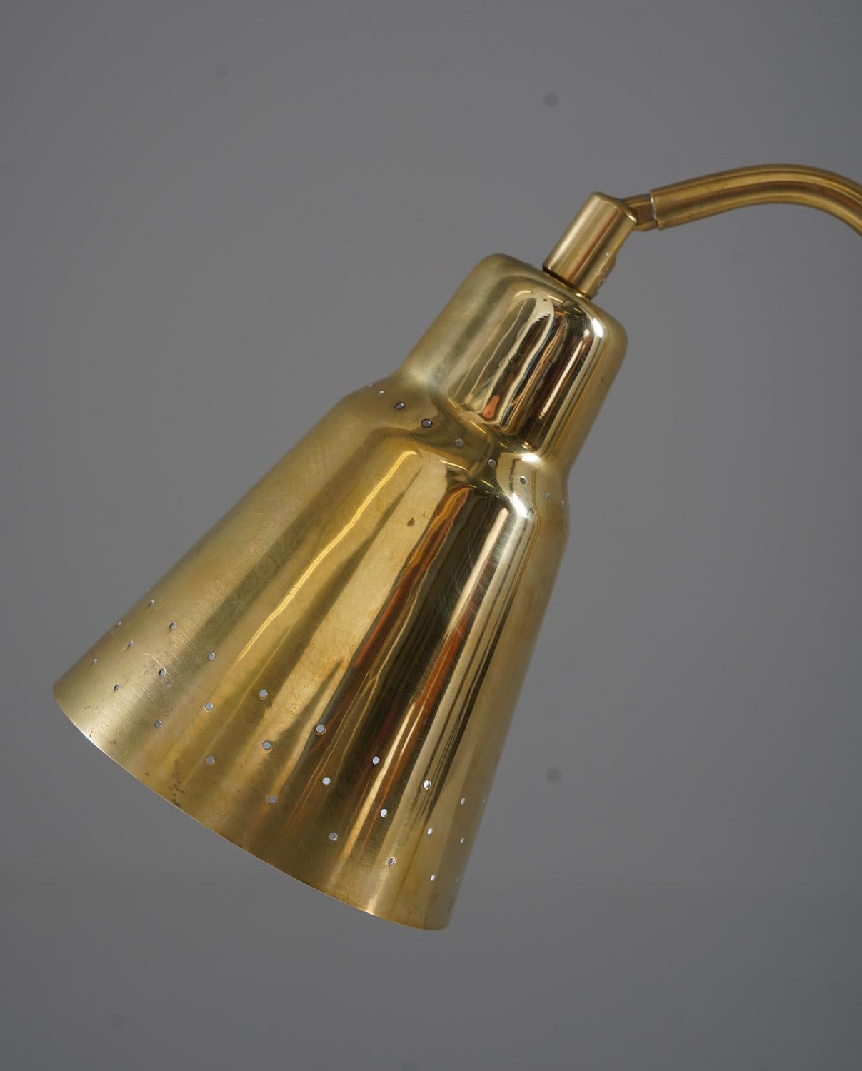 Schwedische moderne Tischlampe aus Messing von Bergboms (20. Jahrhundert) im Angebot