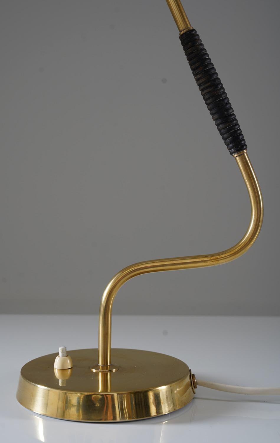 Laiton Lampe de bureau moderne suédoise en laiton par Bergboms en vente