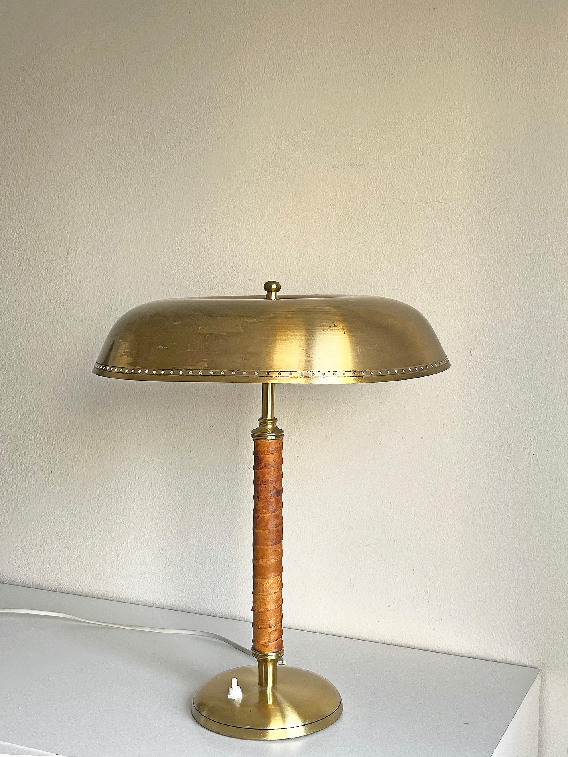 Schwedische Moderne Tischlampe aus Messing von Boréns Ca 1950s (20. Jahrhundert) im Angebot
