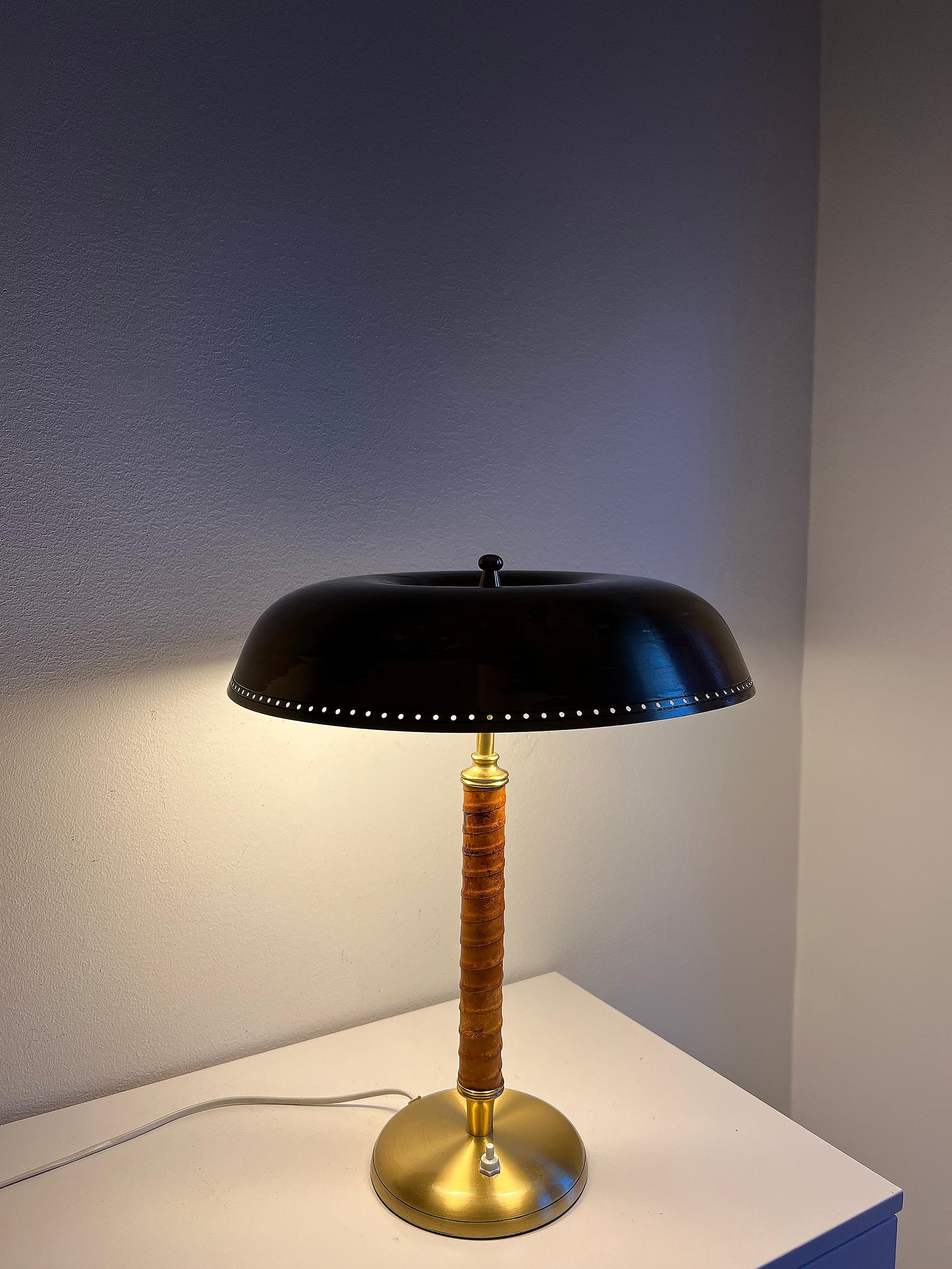 20ième siècle Lampe de table suédoise The Modernity en laiton par Boréns Ca 1950s en vente