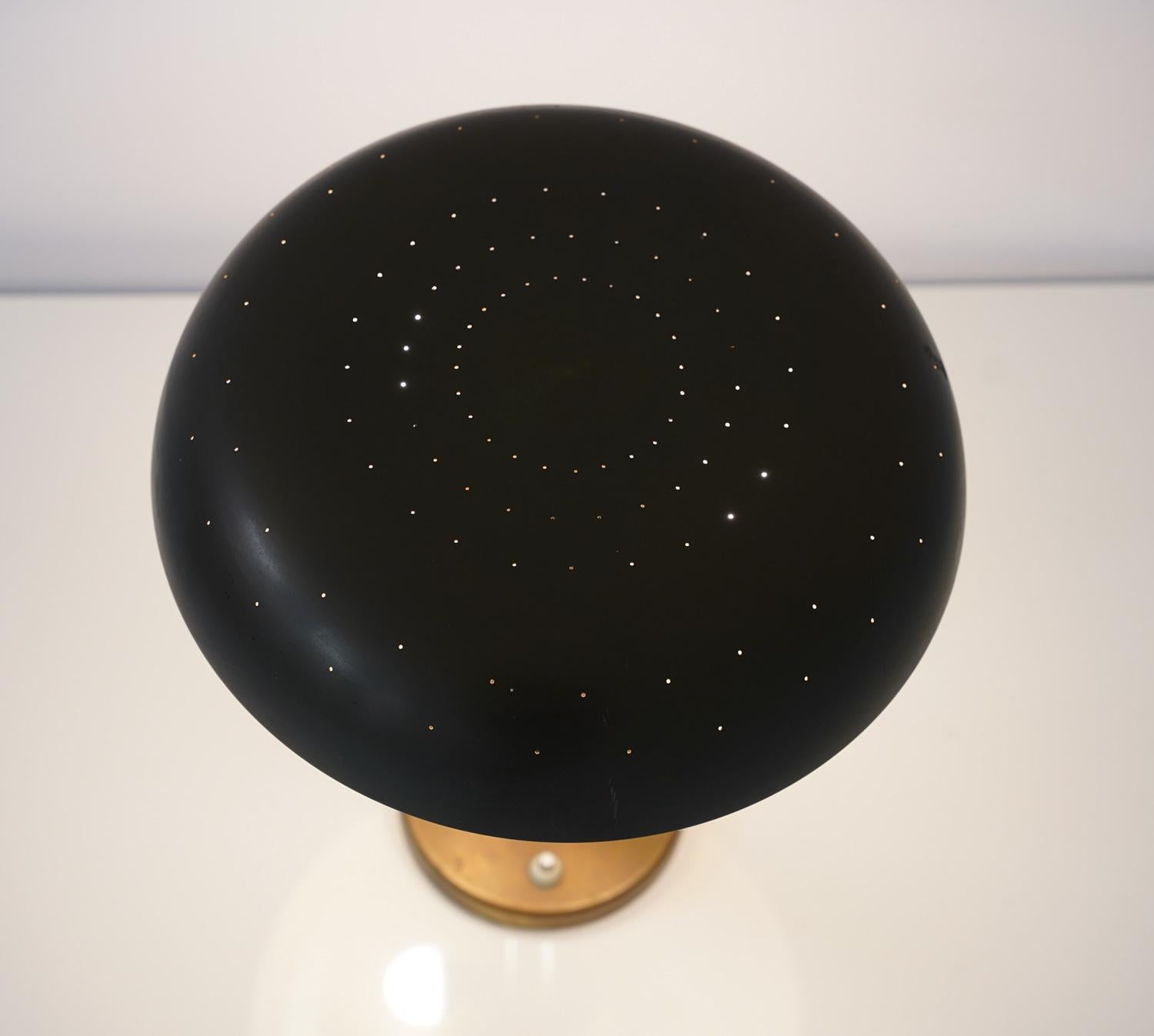 20ième siècle Lampe de table moderne suédoise en laiton par Boréns en vente