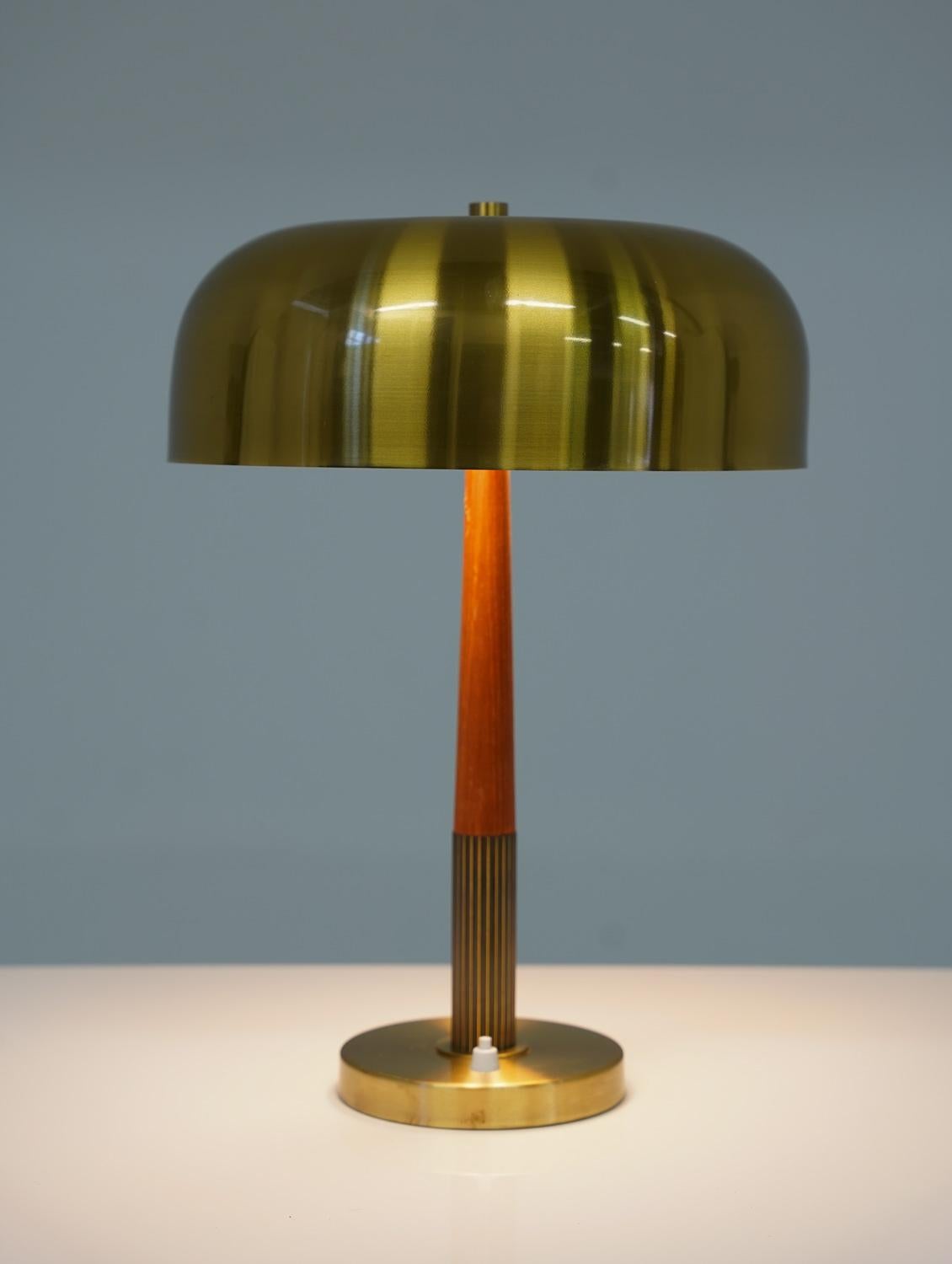 20ième siècle Lampe de table moderne suédoise en laiton par Boréns en vente