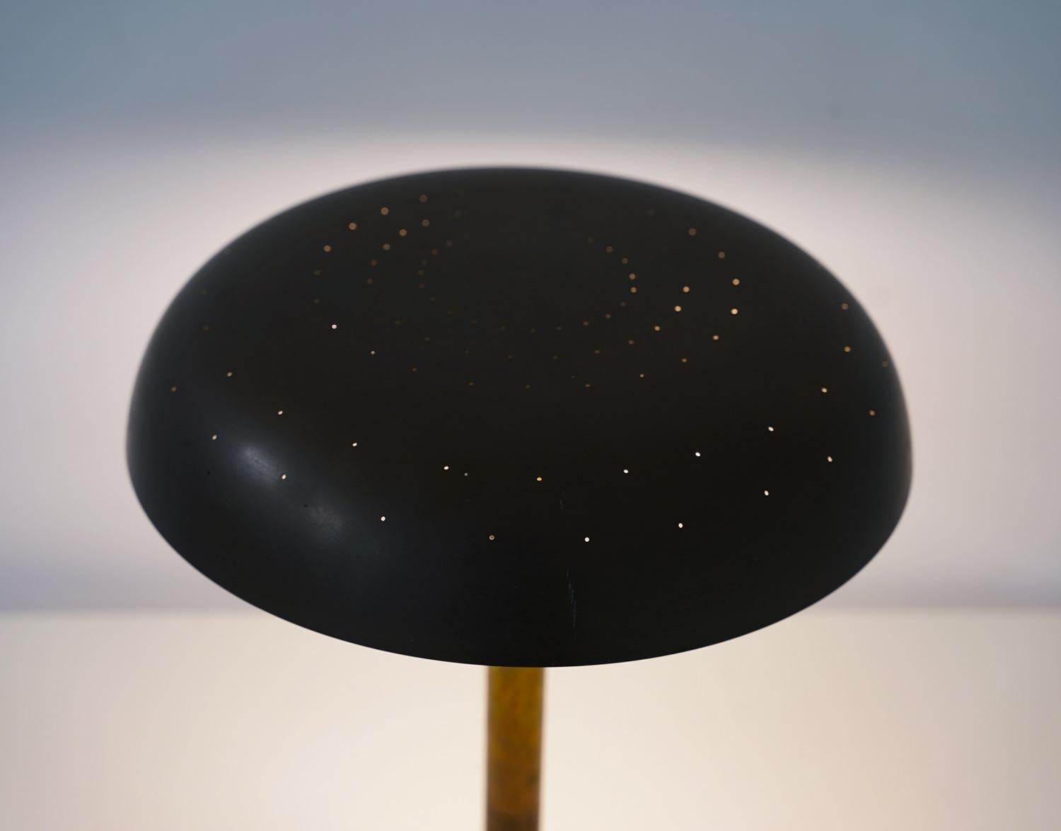 Laiton Lampe de table moderne suédoise en laiton par Boréns en vente
