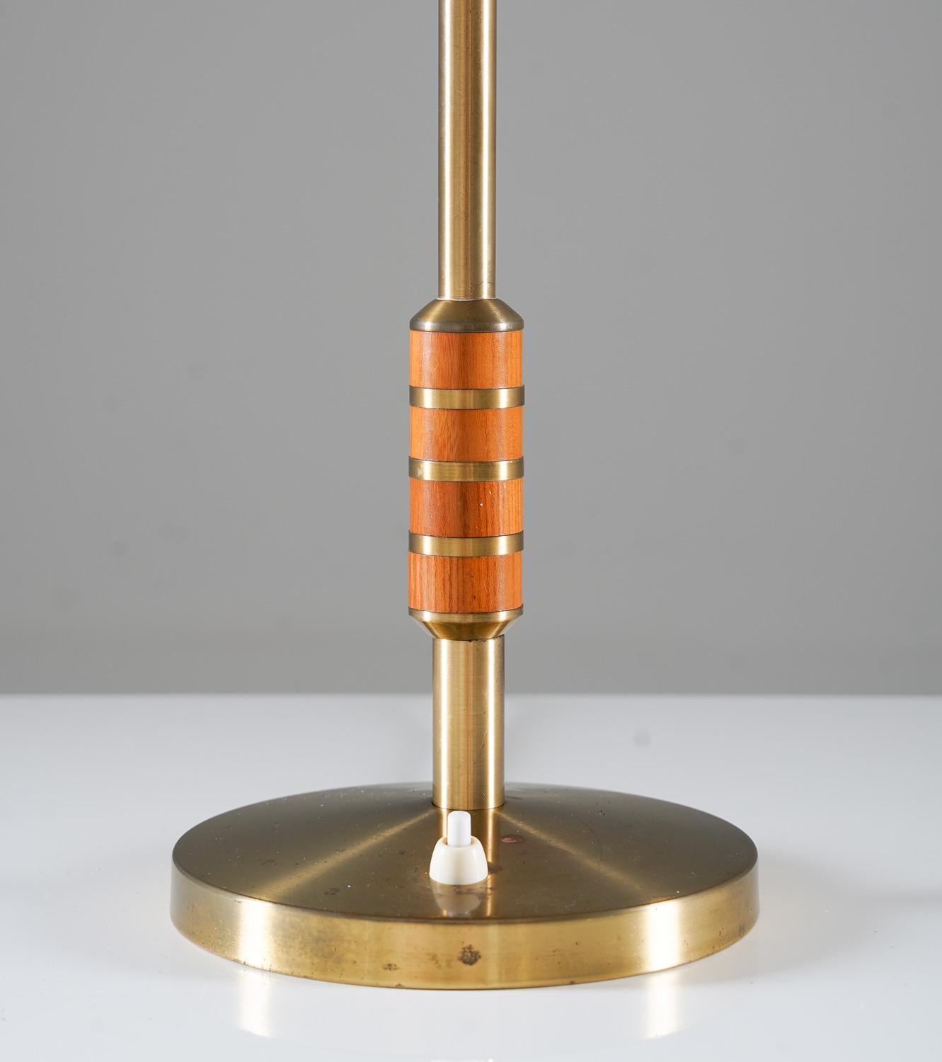 Laiton Lampe de table moderne suédoise en laiton par Boréns en vente