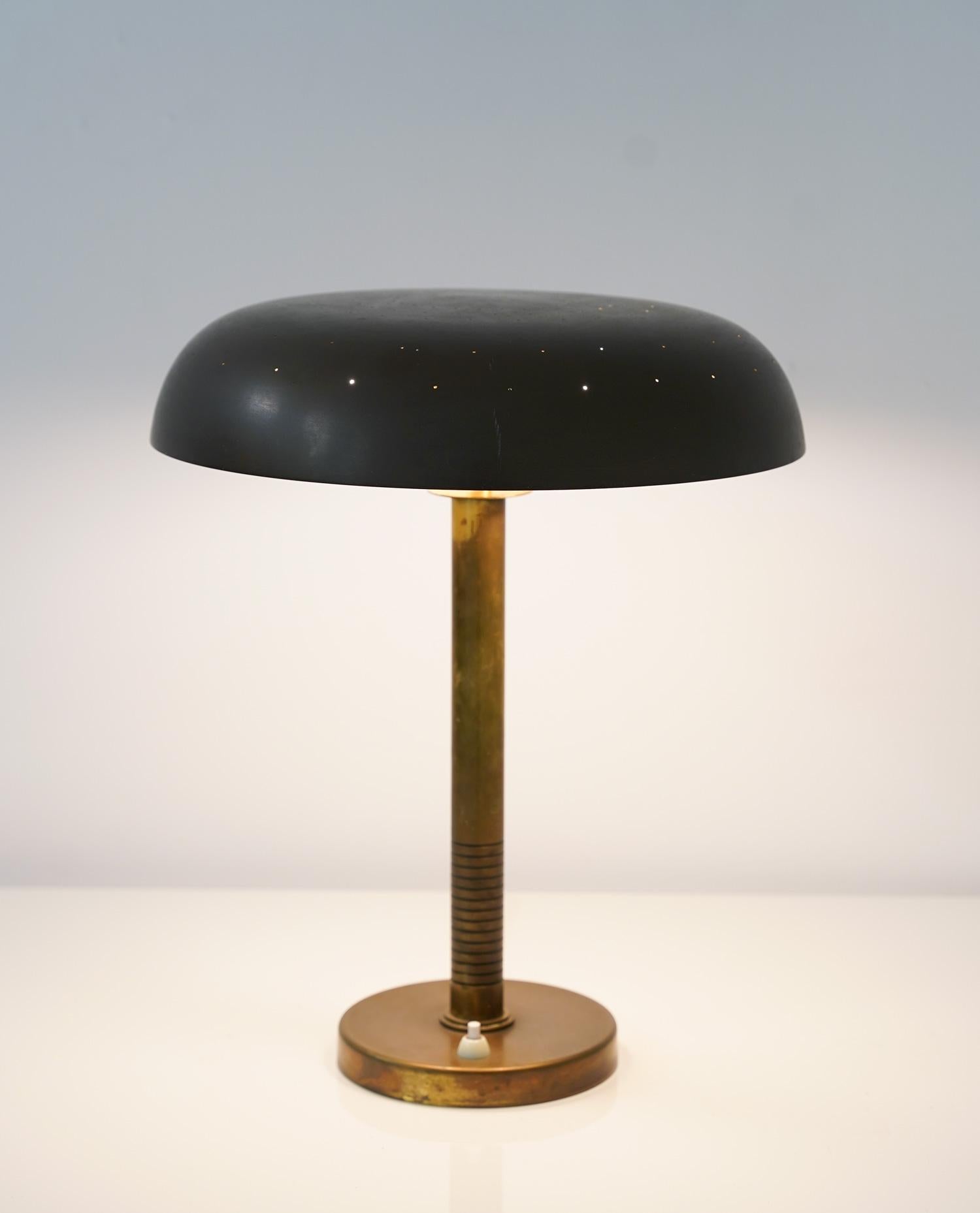 Lampe de table moderne suédoise en laiton par Boréns en vente 1