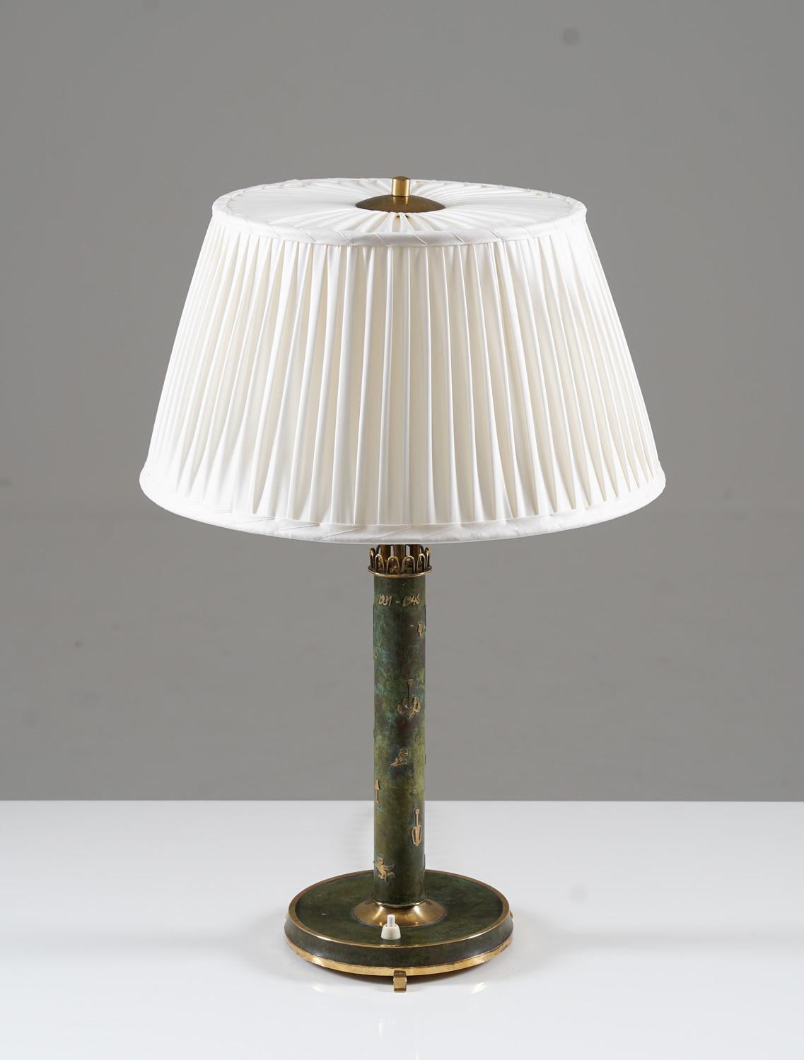 Lámpara de mesa moderna sueca en latón by Liberty Escandinavo moderno en venta