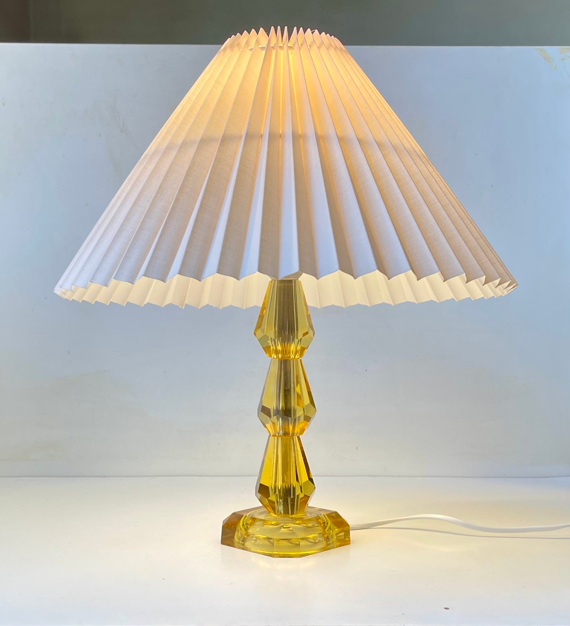 Scandinave moderne Lampe de table moderne suédoise en cristal jaune, années 1970 en vente