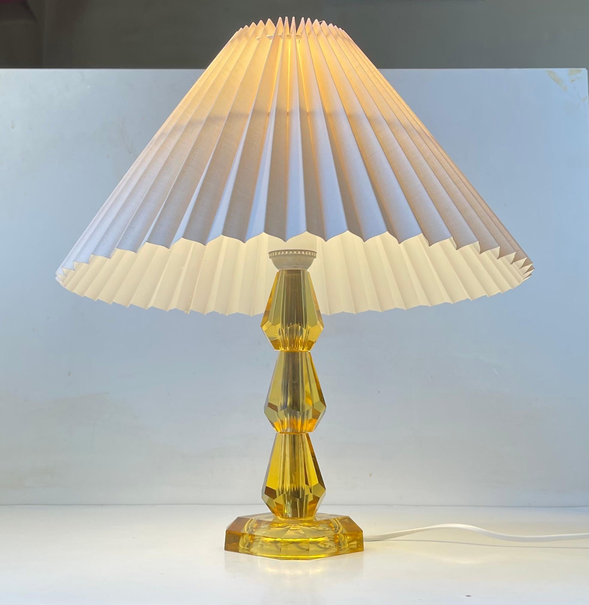 Suédois Lampe de table moderne suédoise en cristal jaune, années 1970 en vente