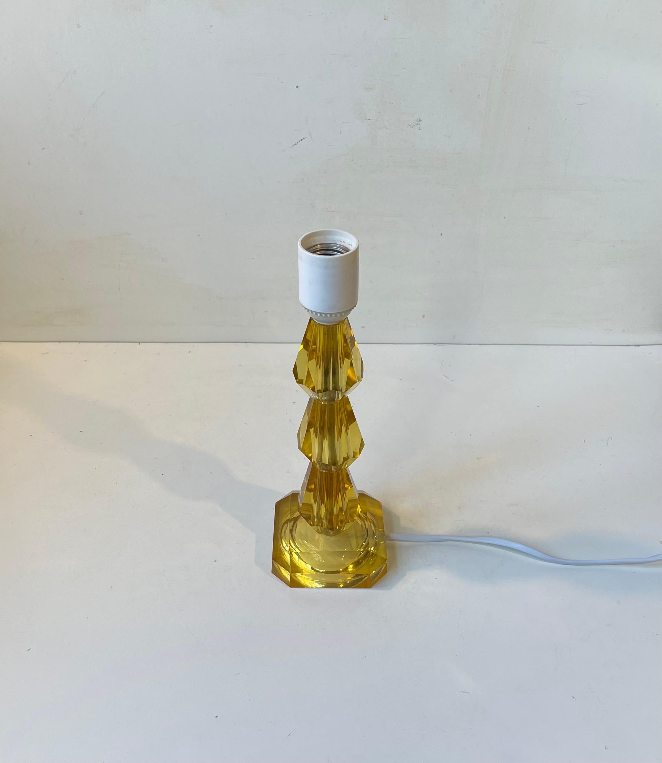 Facetté Lampe de table moderne suédoise en cristal jaune, années 1970 en vente