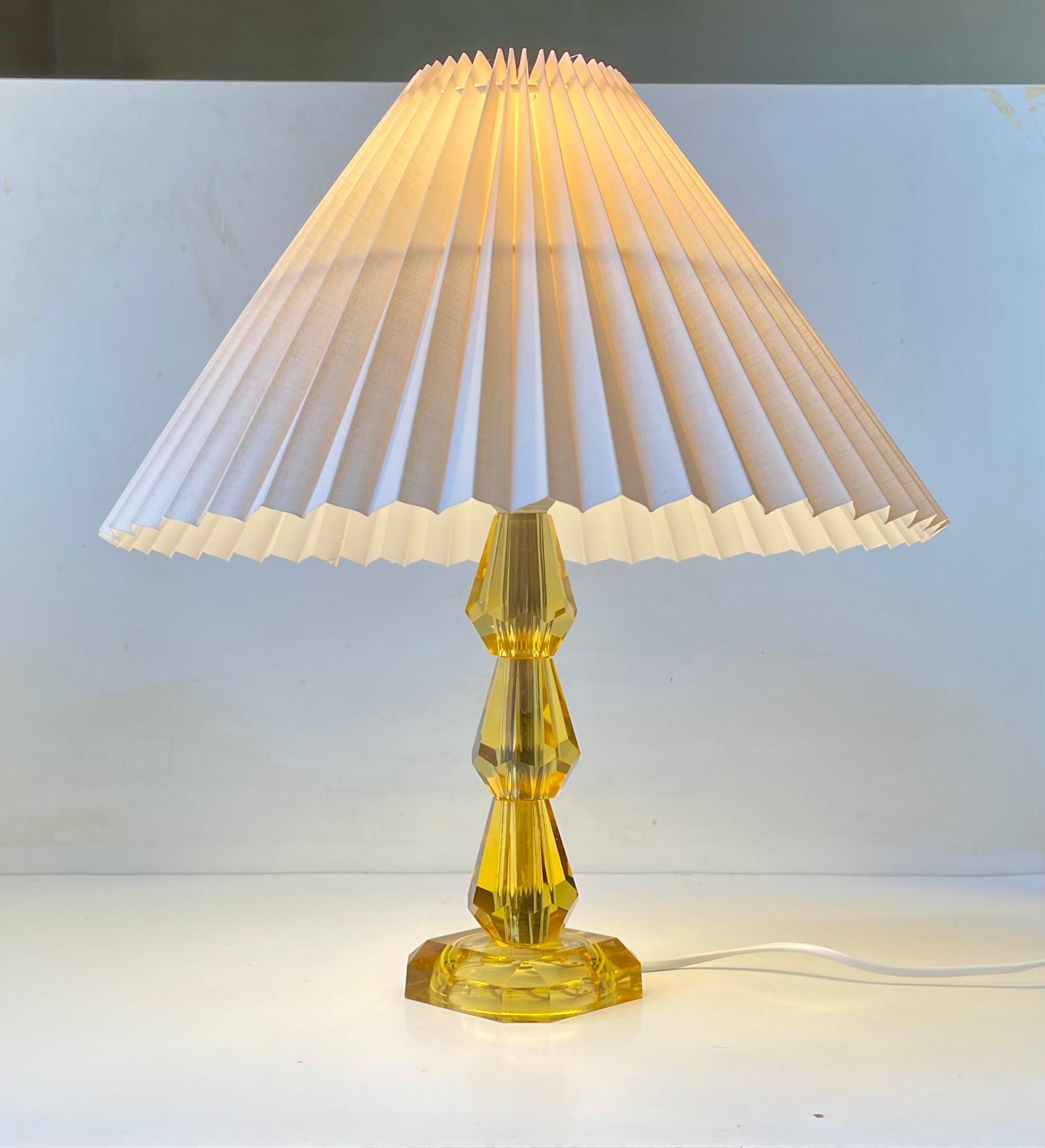 Cristal Lampe de table moderne suédoise en cristal jaune, années 1970 en vente