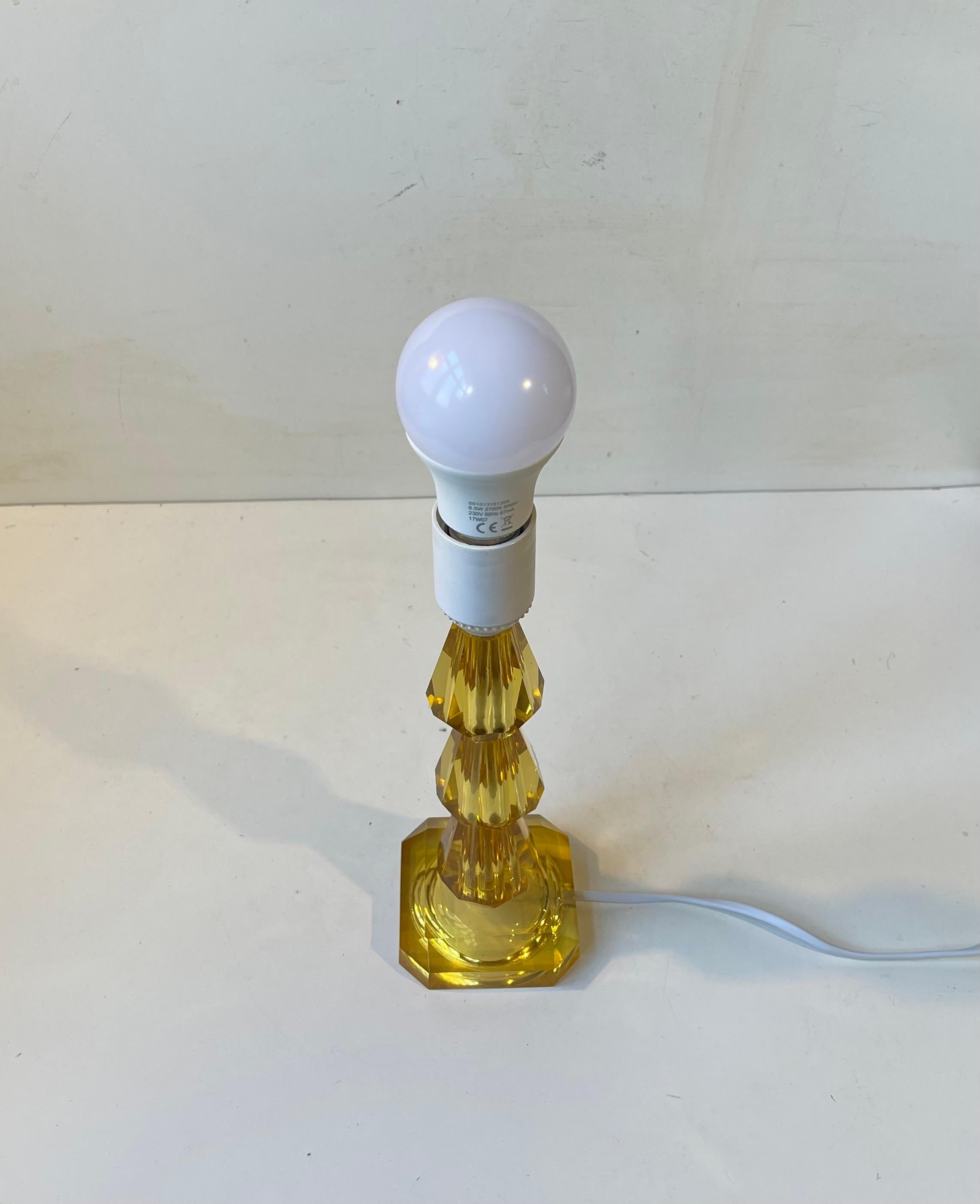 Lampe de table moderne suédoise en cristal jaune, années 1970 en vente 1