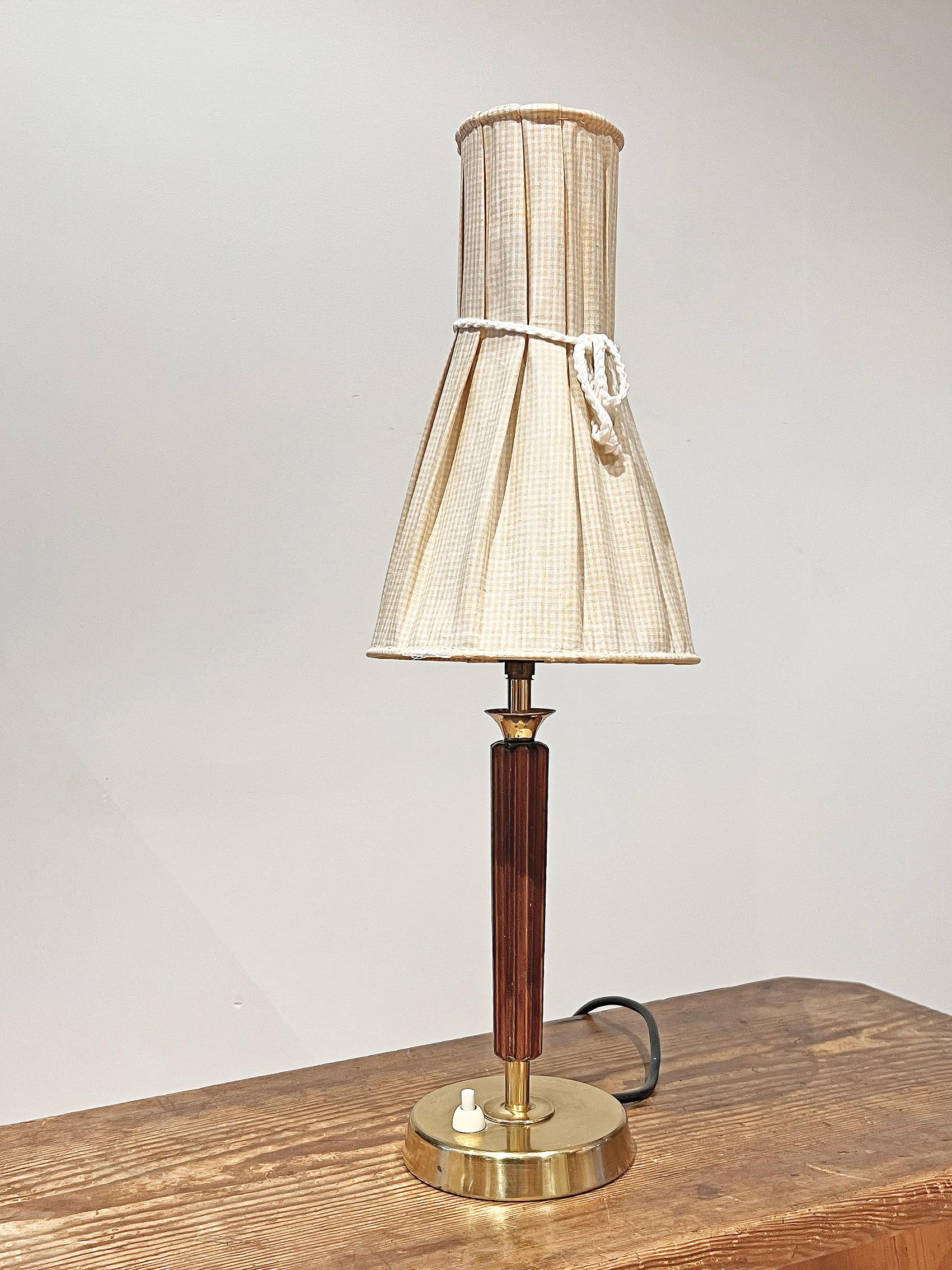 Scandinavian modern table lamp ca 1950-60's.
Unknown designer and maker.
Good vintage condition, wear and patina consistent with age and use. 
Scratches on the base, wear on the lamp foot.