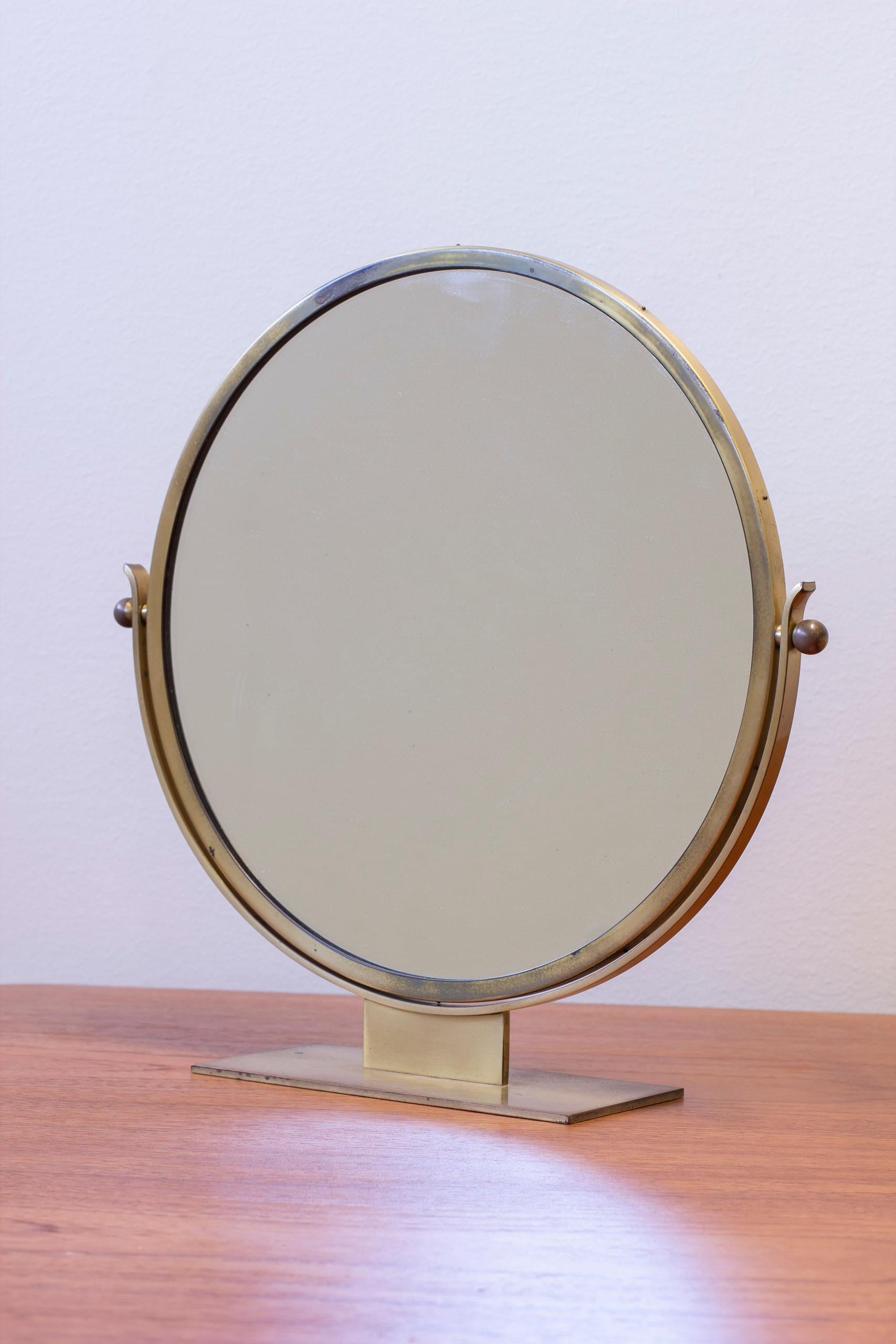 Scandinave moderne Miroir de table moderne suédois en laiton par Ystad metall, Suède, années 1930 en vente