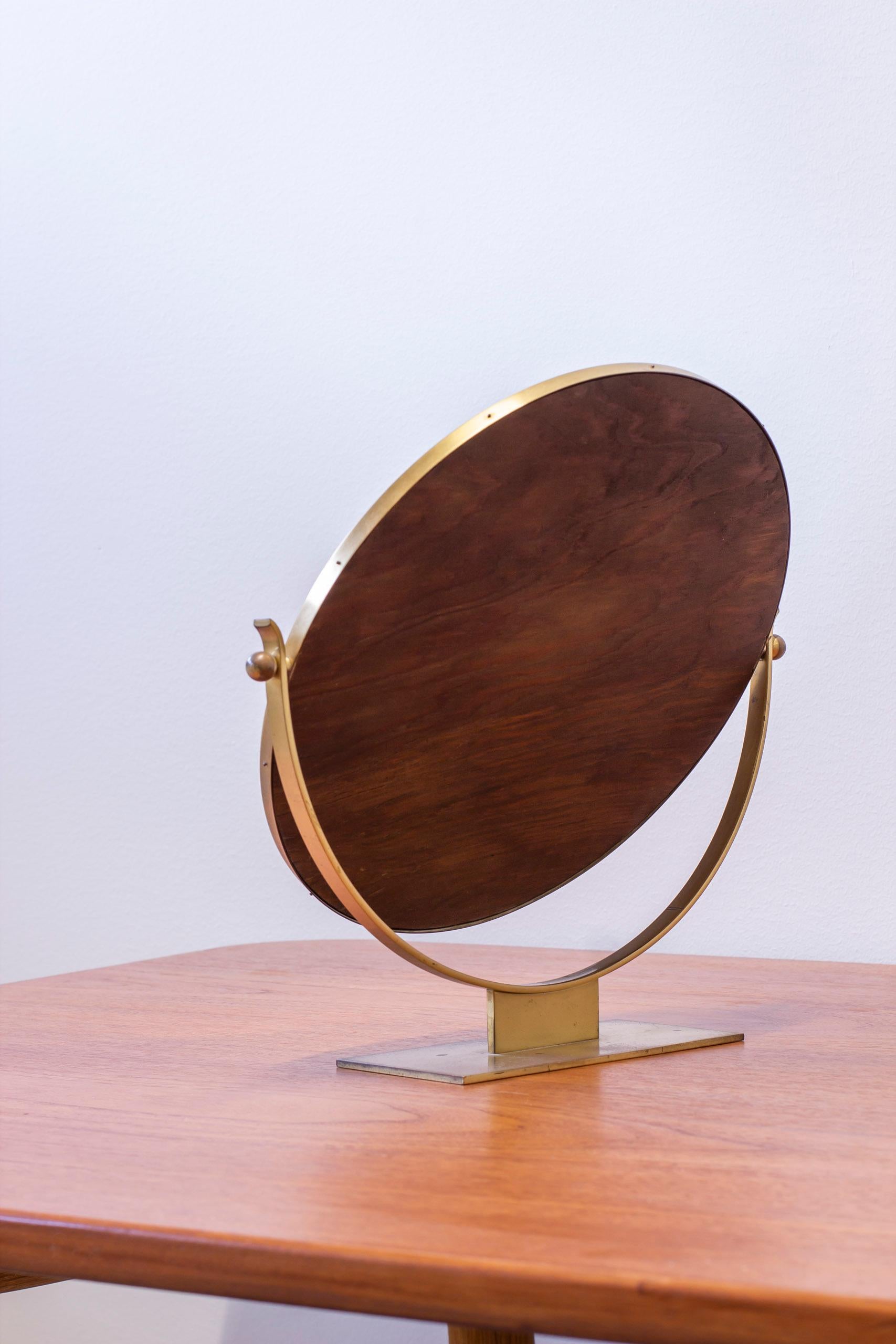 Miroir de table moderne suédois en laiton par Ystad metall, Suède, années 1930 Bon état - En vente à Hägersten, SE