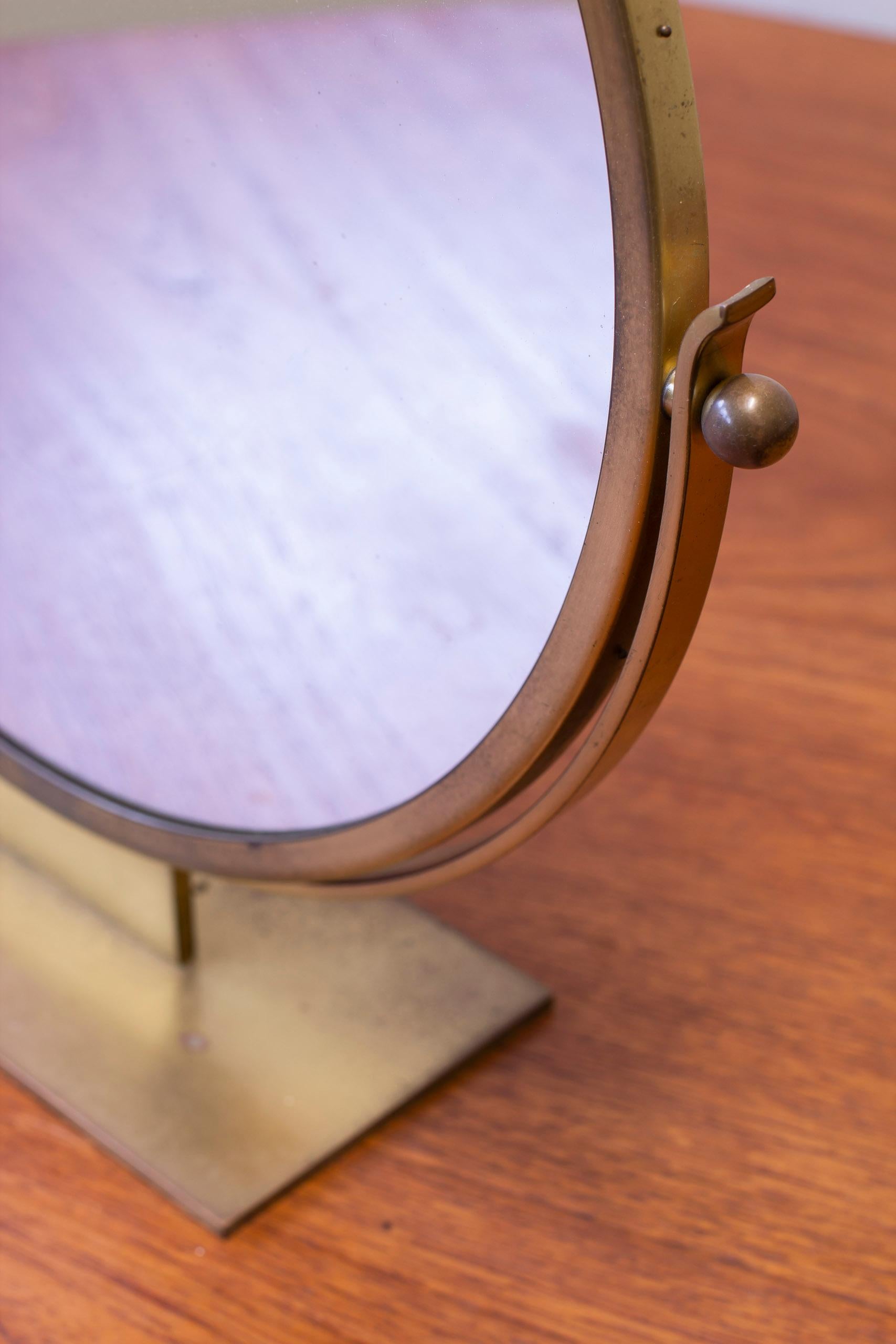 Milieu du XXe siècle Miroir de table moderne suédois en laiton par Ystad metall, Suède, années 1930 en vente