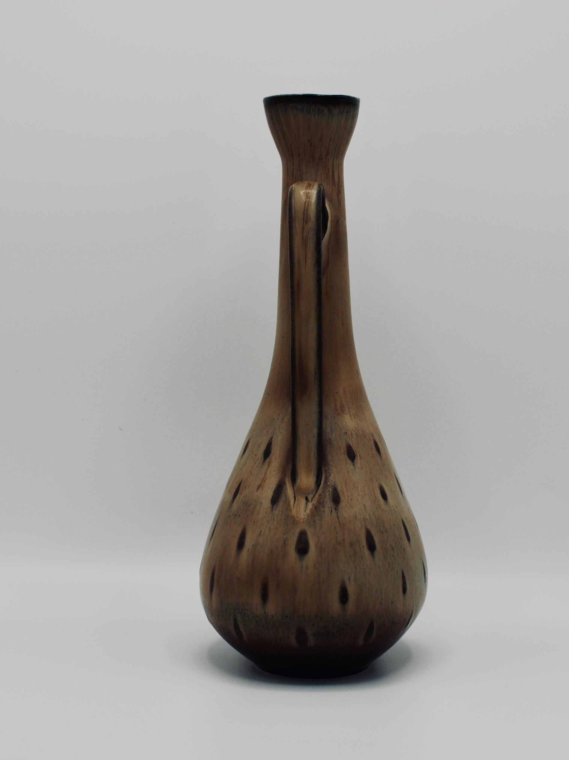 Swedish Modern Tall Stoneware Vase with Handle by Gunnar Nylund Rörstrand, 1950s In Good Condition In Bromma, Stockholms län