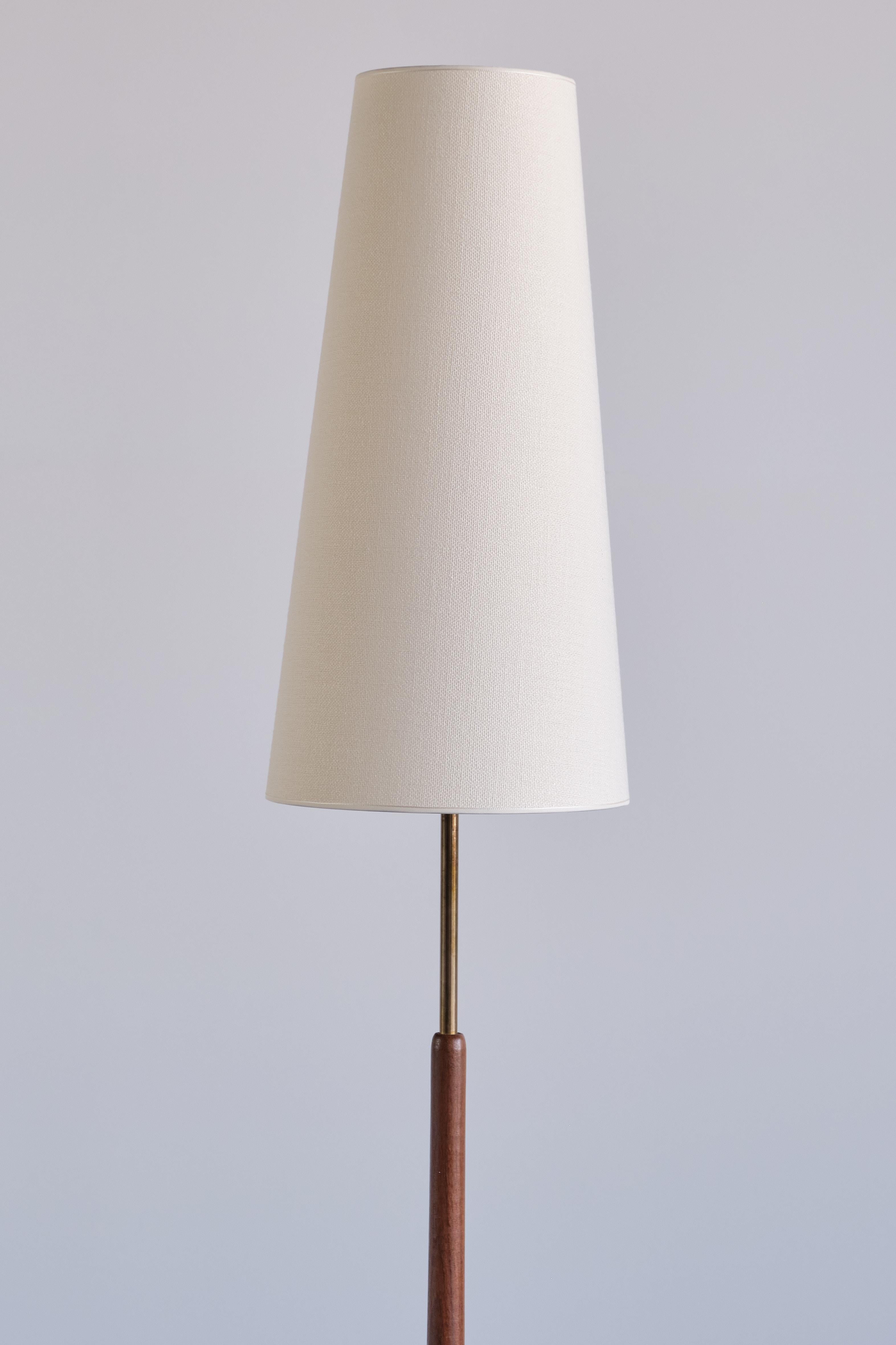 Swedish Modern Teak and Brass Floor Lamp, Nybro Armatur Fabrik, Sweden, 1950s In Good Condition In The Hague, NL
