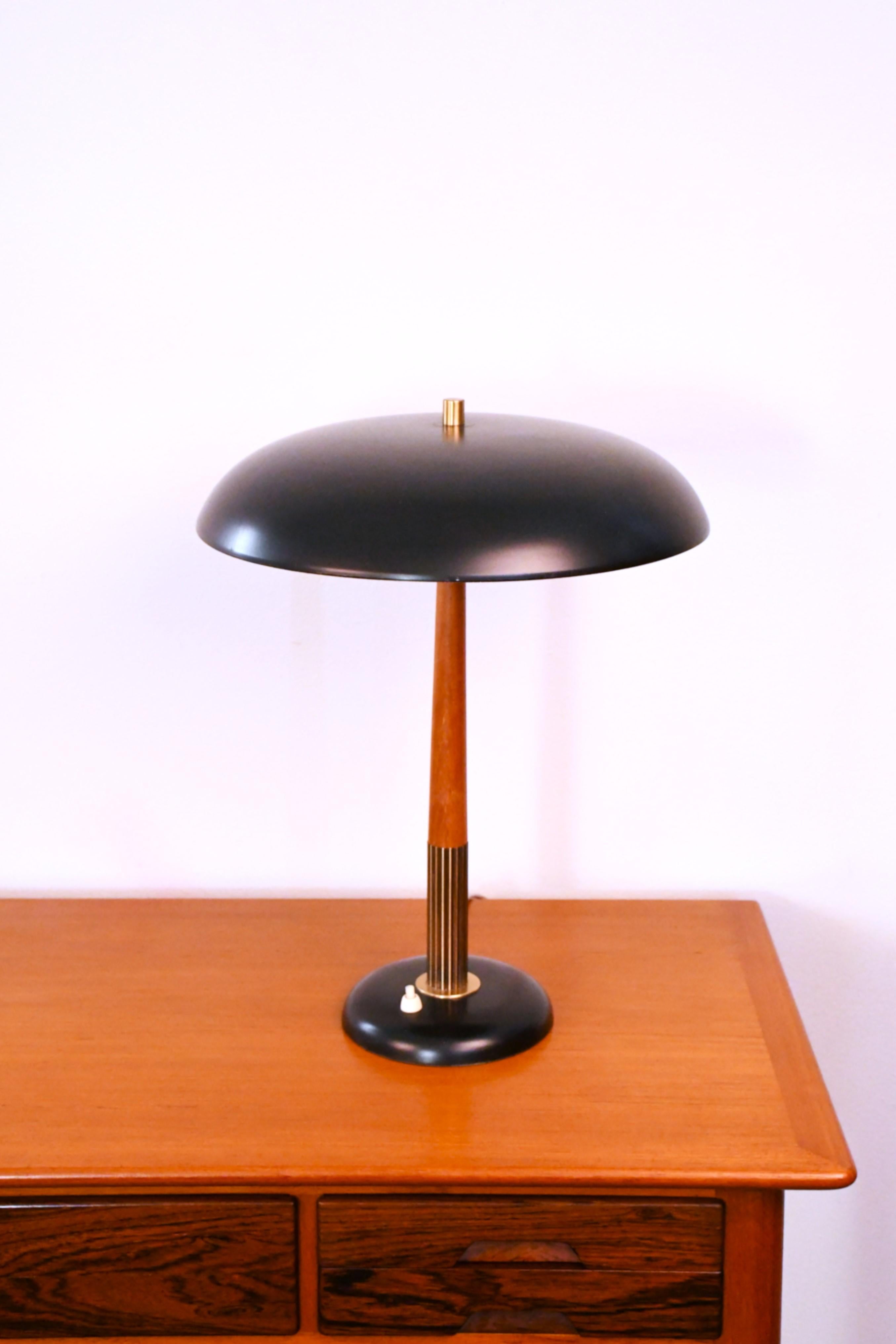 Lámpara de mesa sueca moderna de teca y latón de Boréns, años 40.
Rara lámpara de mesa de estilo art déco fabricada por Boréns. La lámpara está en magníficas condiciones vintage, con sólo pequeños desgastes y marcas. La lámpara mide 46 cm de altura