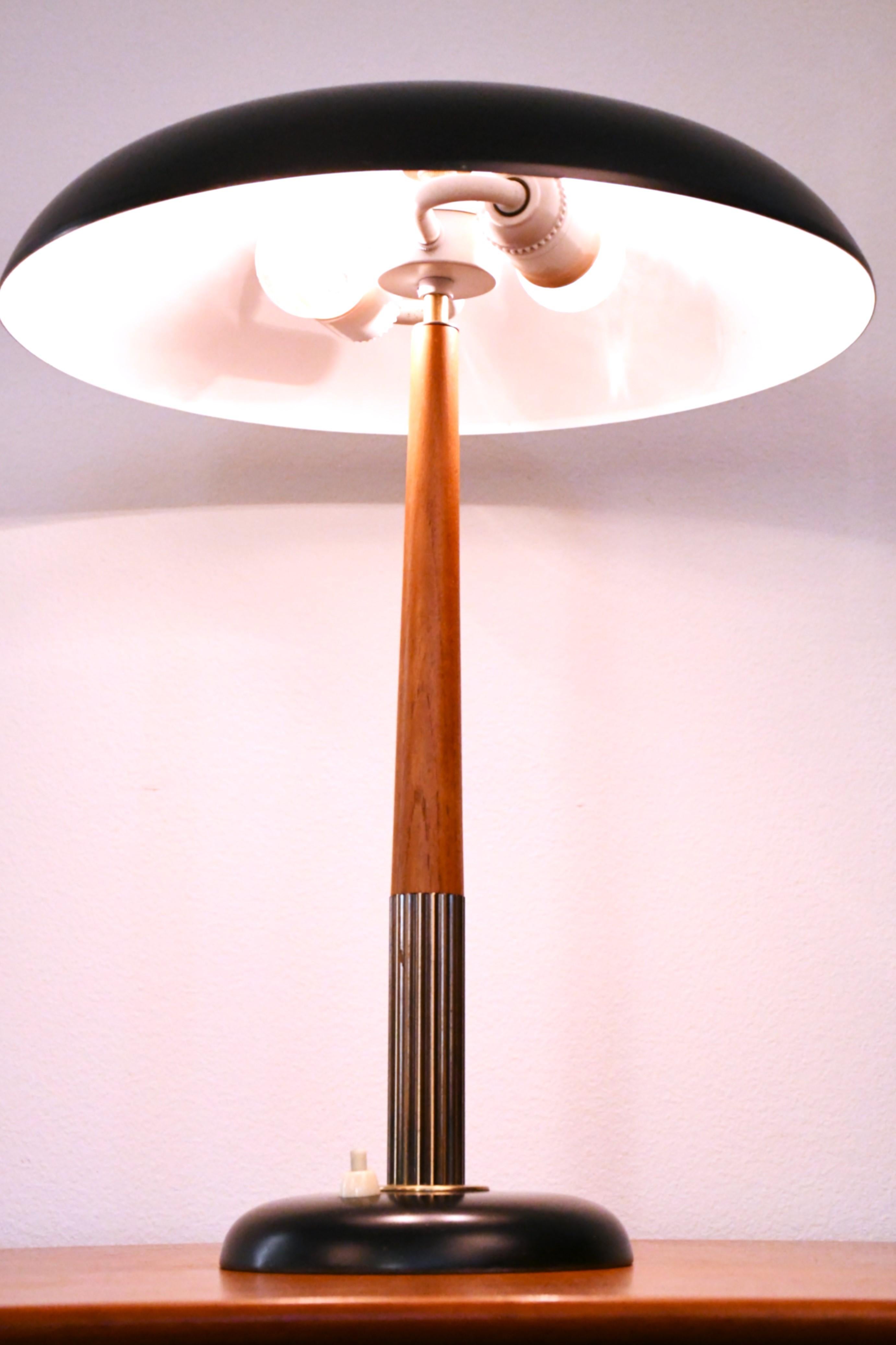 Lámpara de mesa sueca moderna de teca y latón de Boréns, años 40. Art Decó en venta