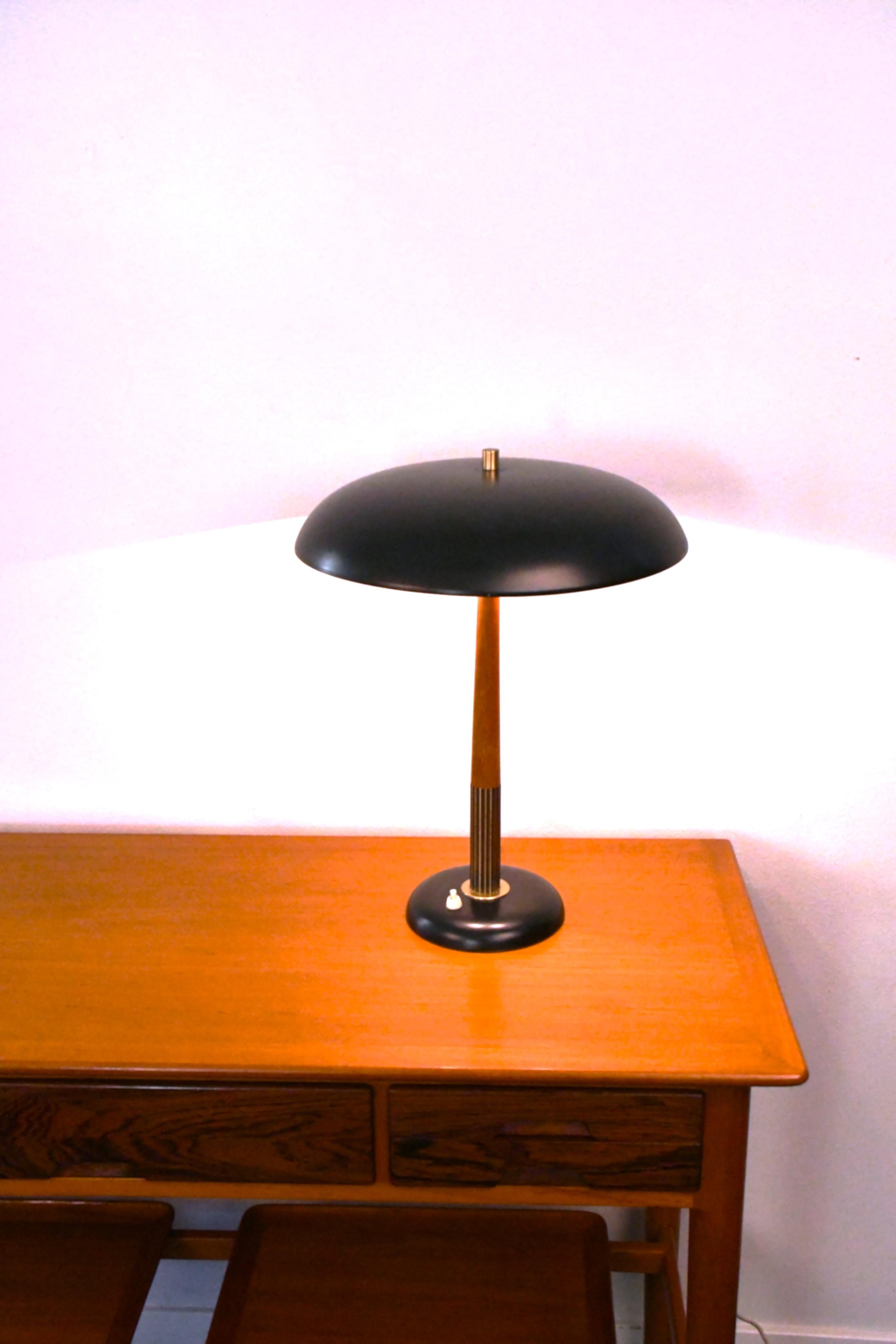 Lámpara de mesa sueca moderna de teca y latón de Boréns, años 40. Sueco en venta