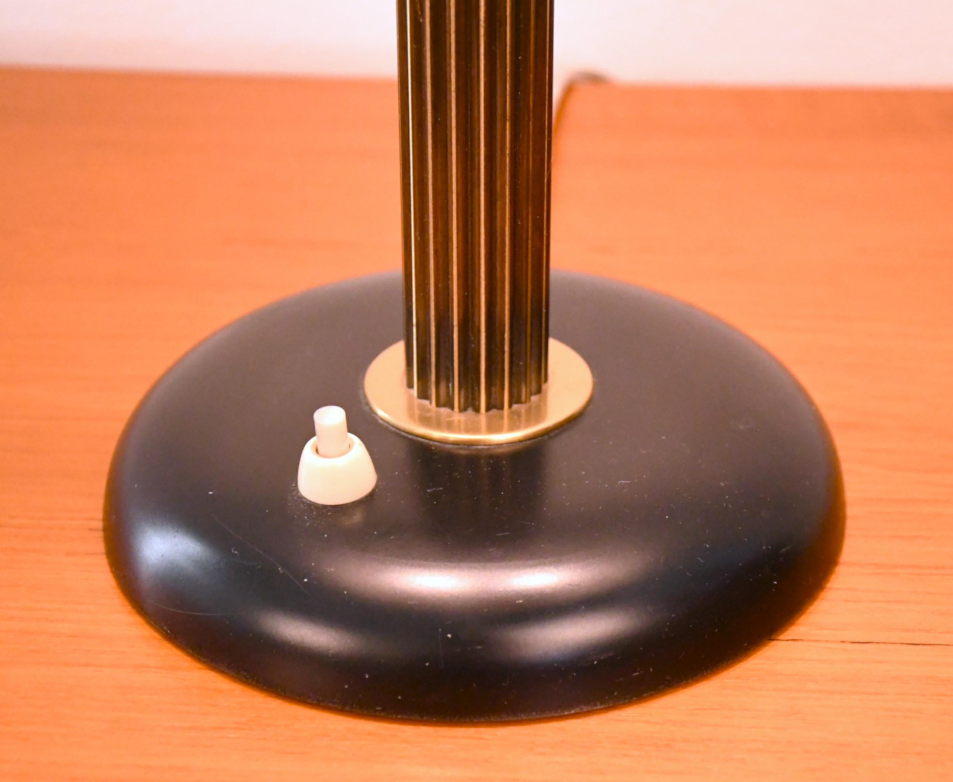 Lámpara de mesa sueca moderna de teca y latón de Boréns, años 40. Lacado en venta