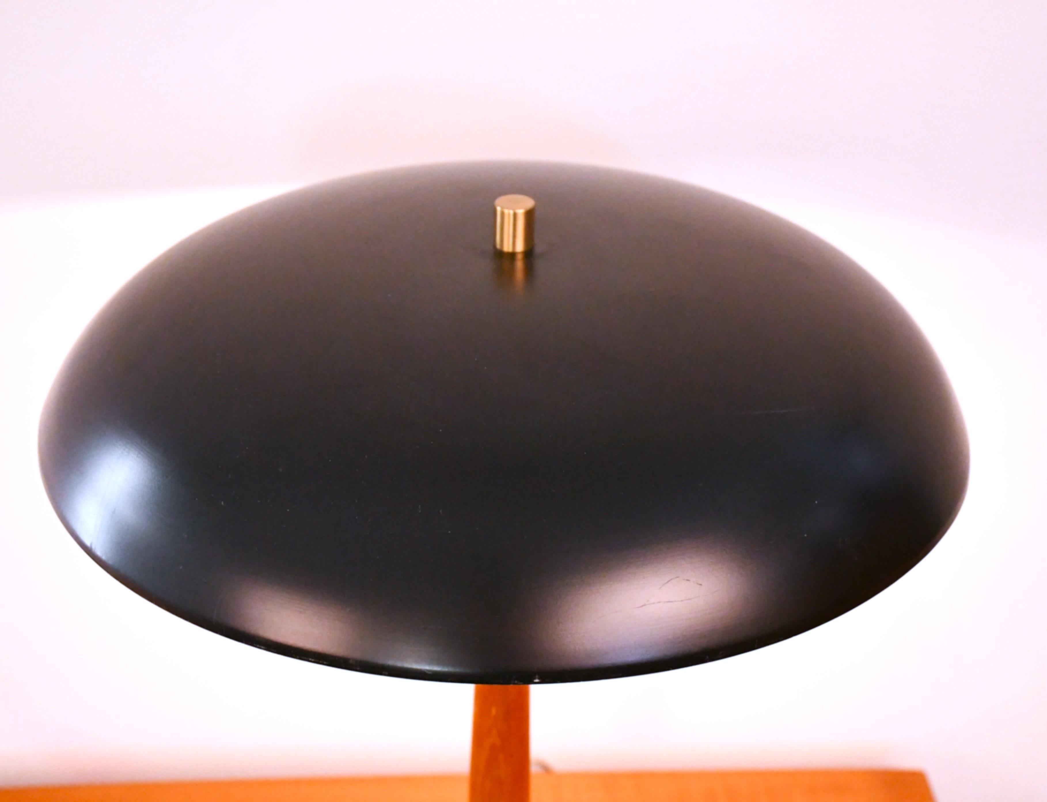 Lámpara de mesa sueca moderna de teca y latón de Boréns, años 40. en Bueno estado para la venta en Värmdö, SE