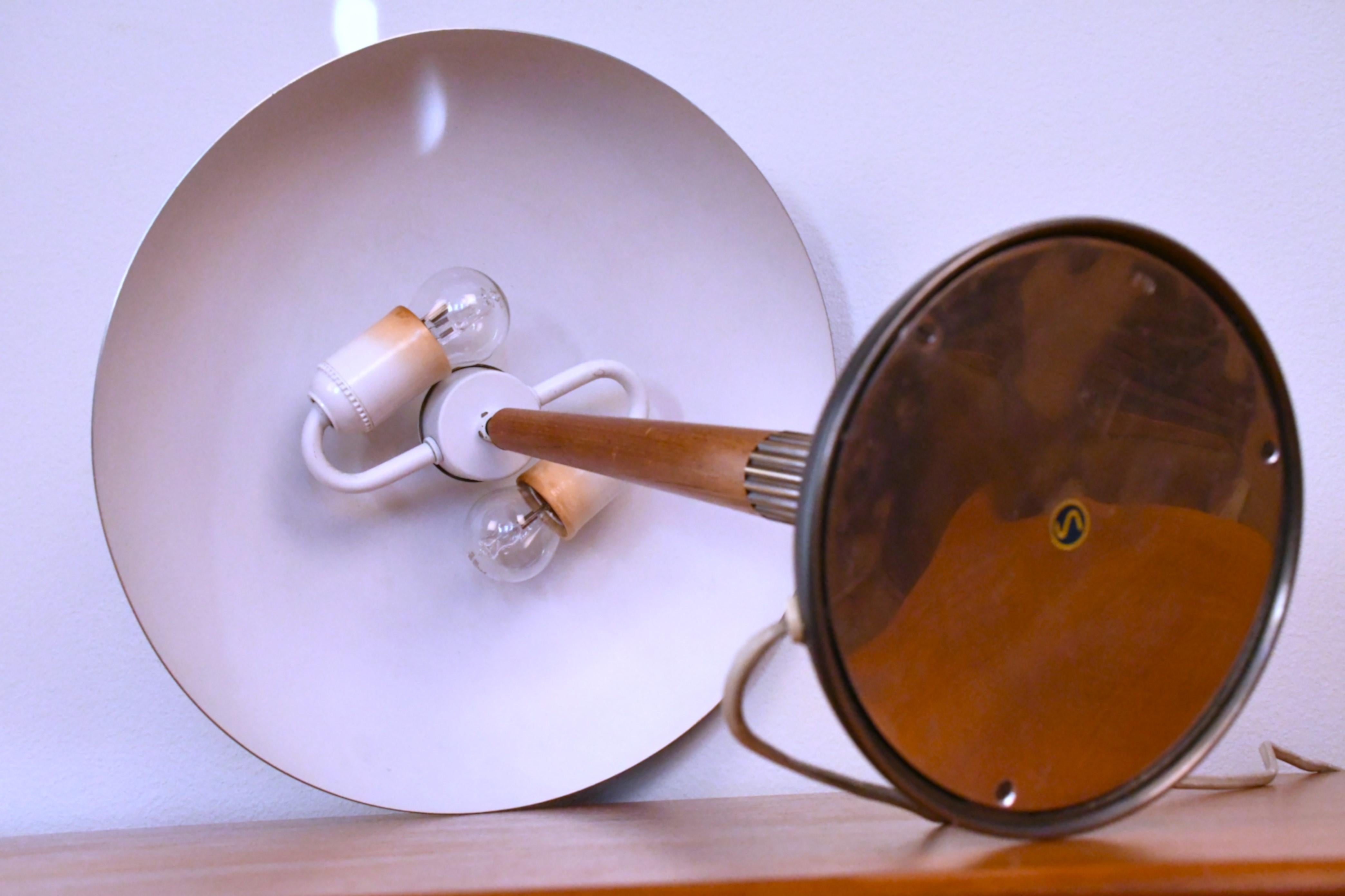 Lámpara de mesa sueca moderna de teca y latón de Boréns, años 40. mediados del siglo XX en venta