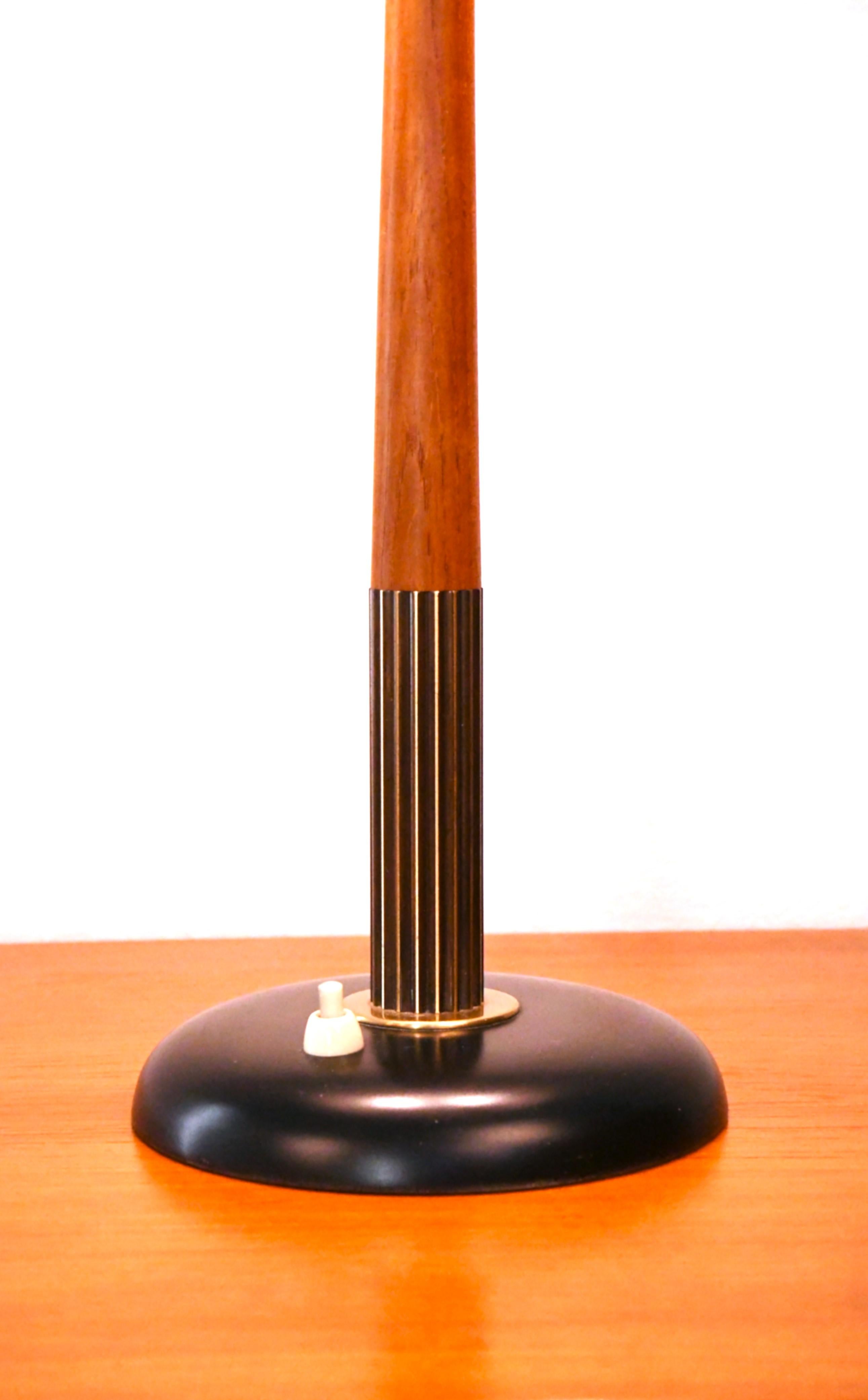 Lámpara de mesa sueca moderna de teca y latón de Boréns, años 40. Metal en venta