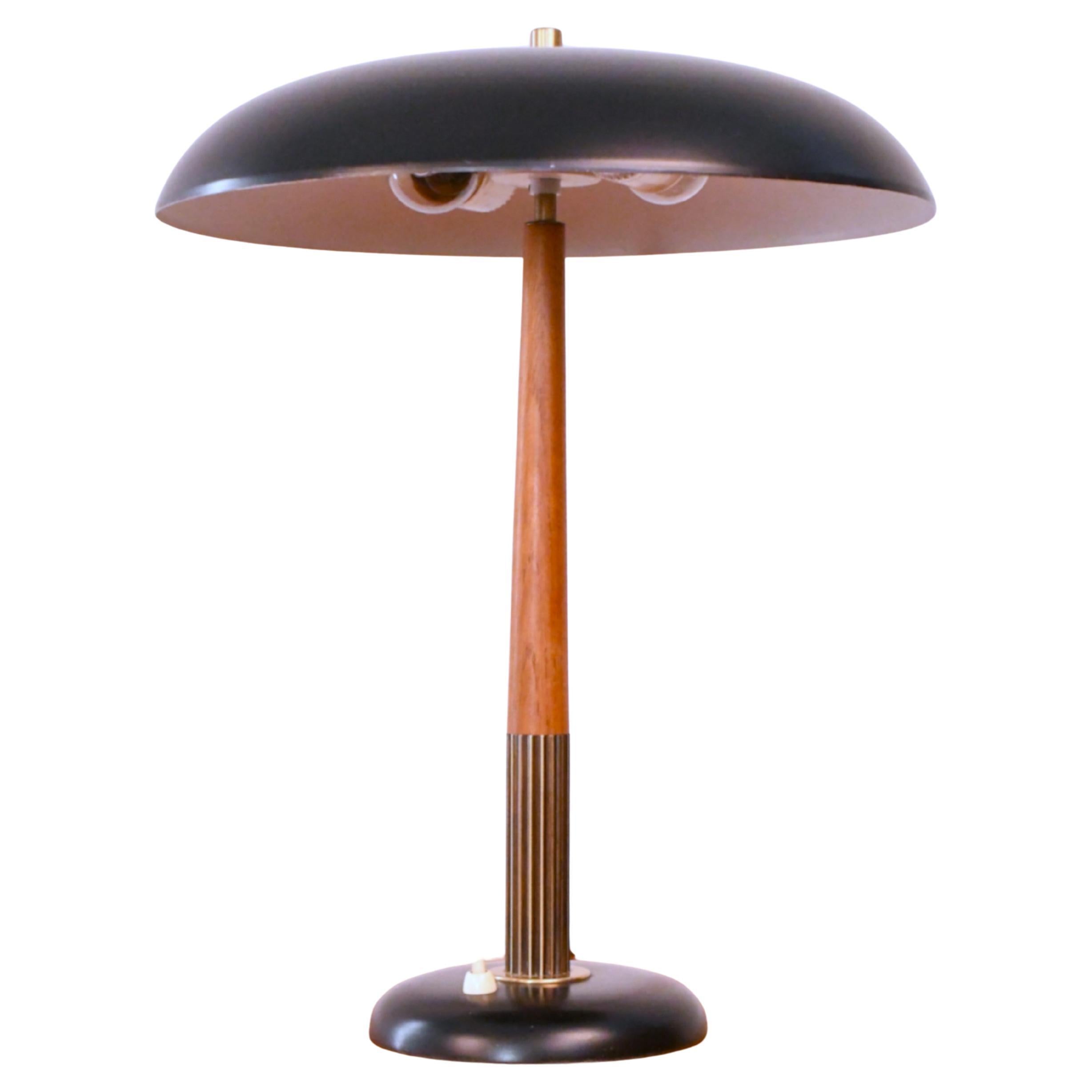 Lámpara de mesa sueca moderna de teca y latón de Boréns, años 40.