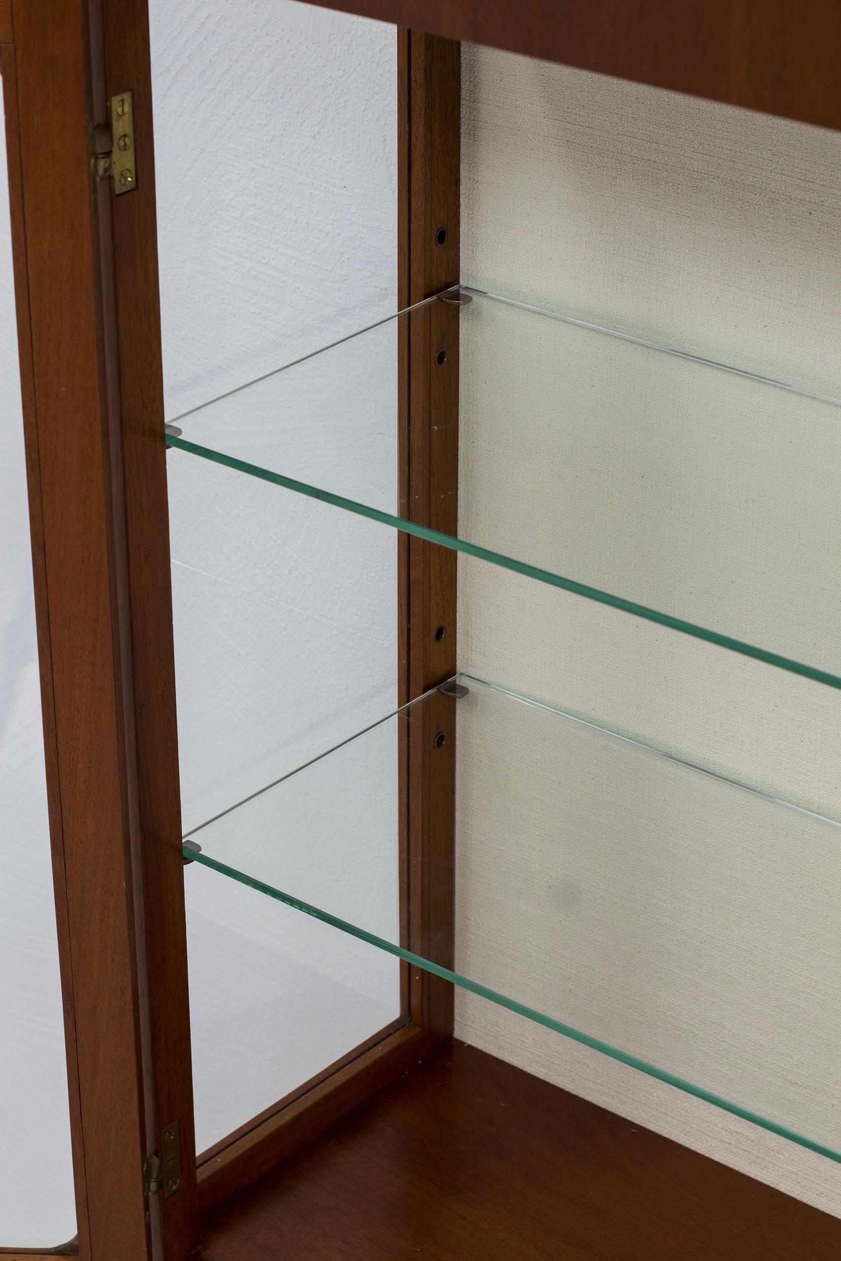 Schwedischer moderner Vitrinenschrank aus Teakholz und Glas in der Art von Acking, Schweden 1