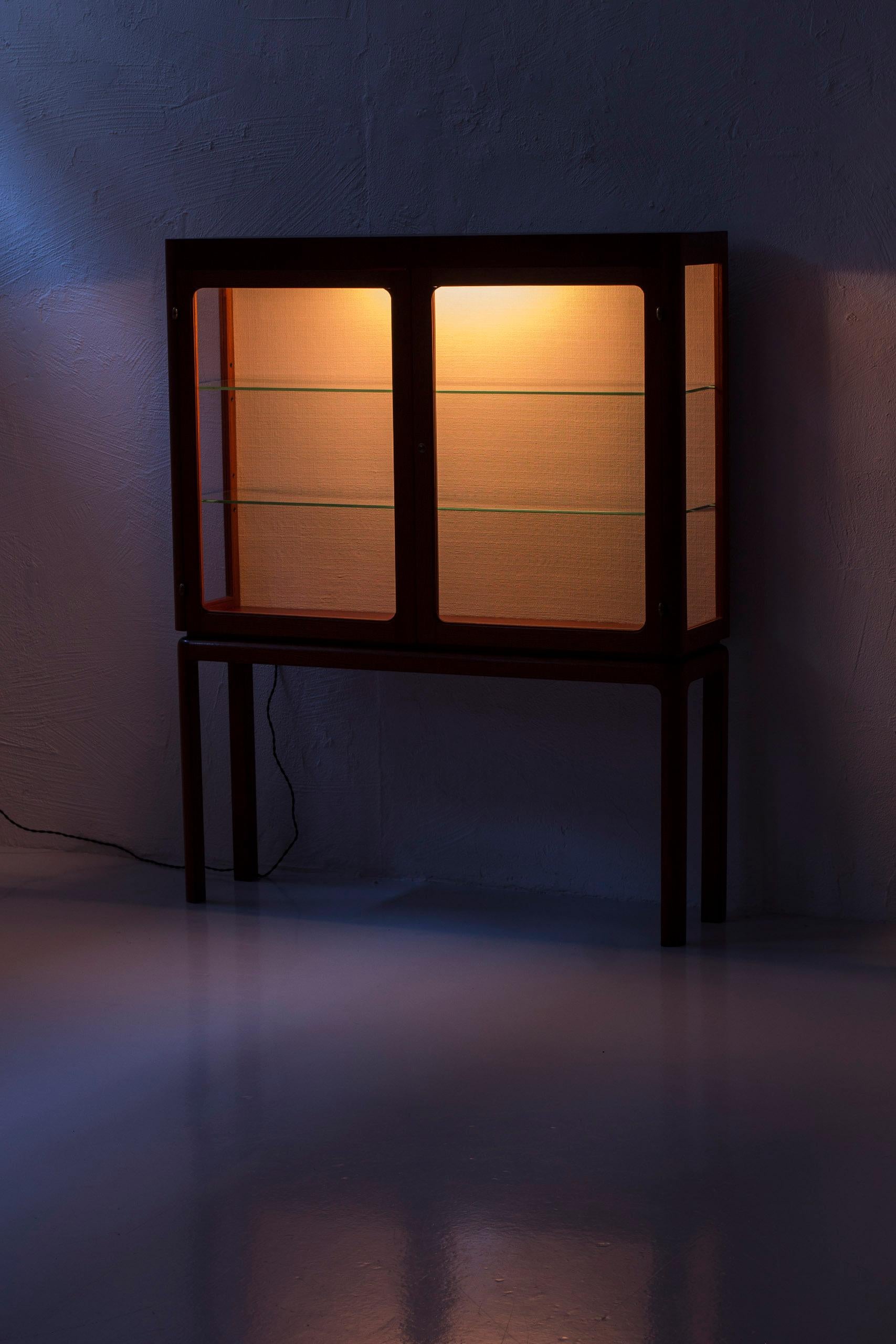 Schwedischer moderner Vitrinenschrank aus Teakholz und Glas in der Art von Acking, Schweden 7