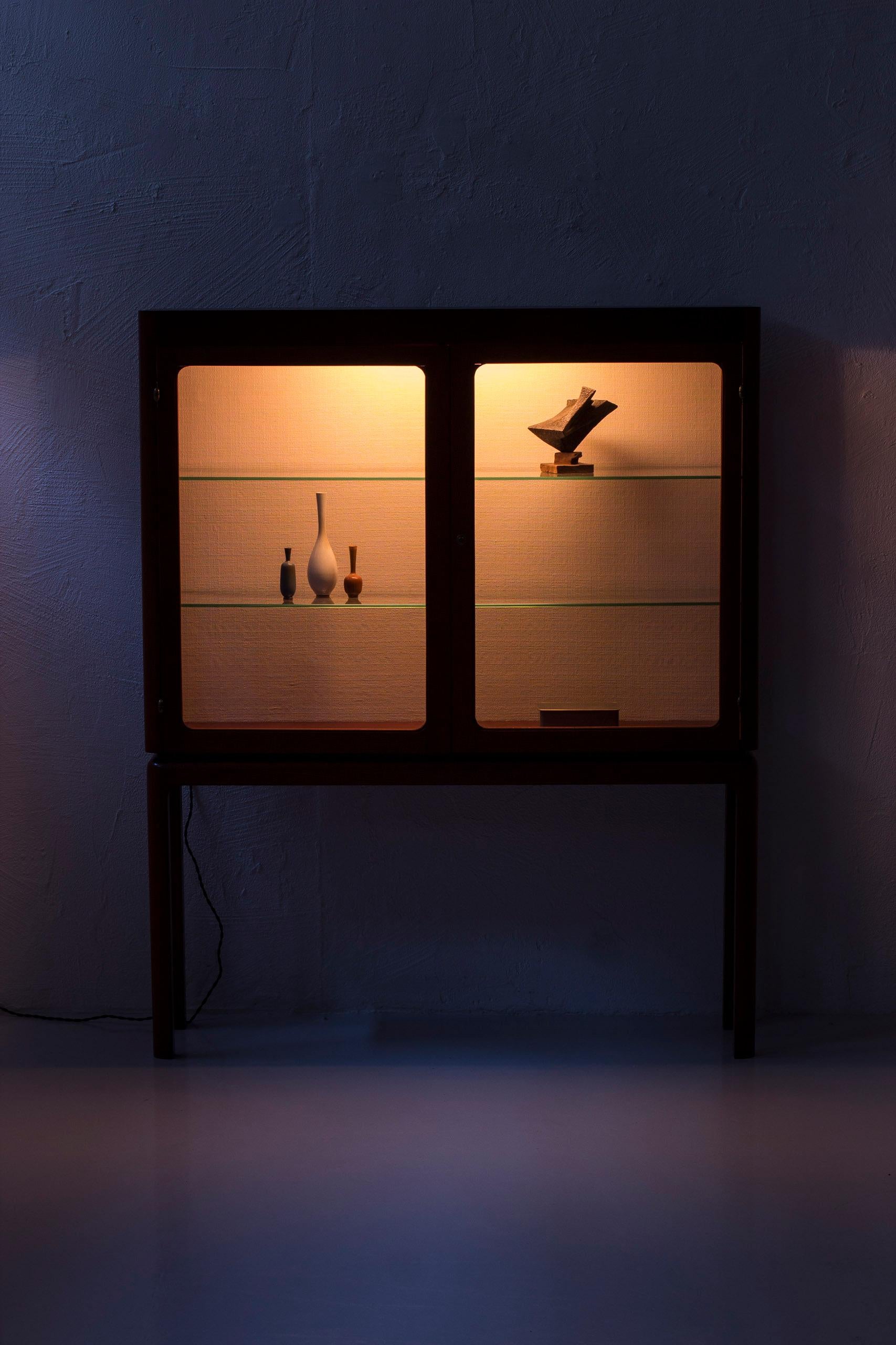 Schwedischer moderner Vitrinenschrank aus Teakholz und Glas in der Art von Acking, Schweden 8