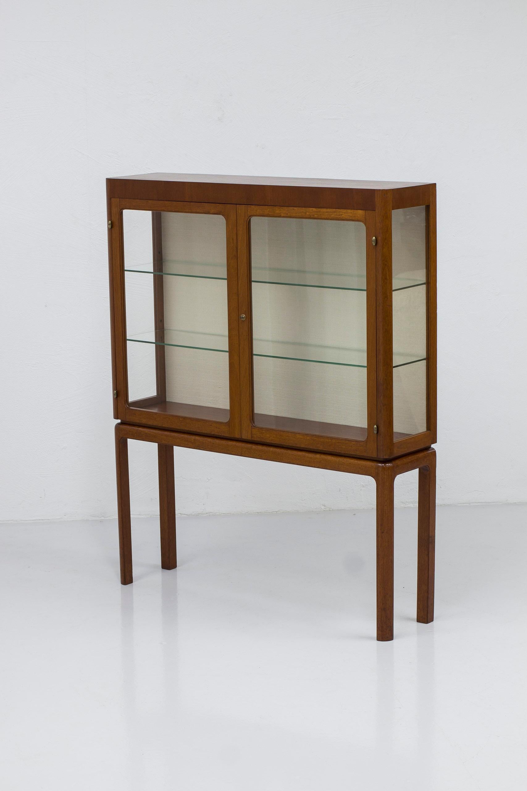 Schwedischer moderner Vitrinenschrank aus Teakholz und Glas in der Art von Acking, Schweden 9