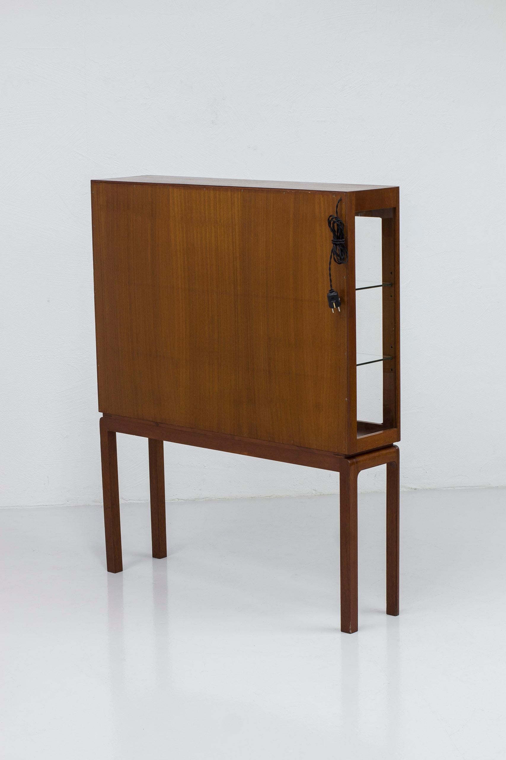 Schwedischer moderner Vitrinenschrank aus Teakholz und Glas in der Art von Acking, Schweden 10