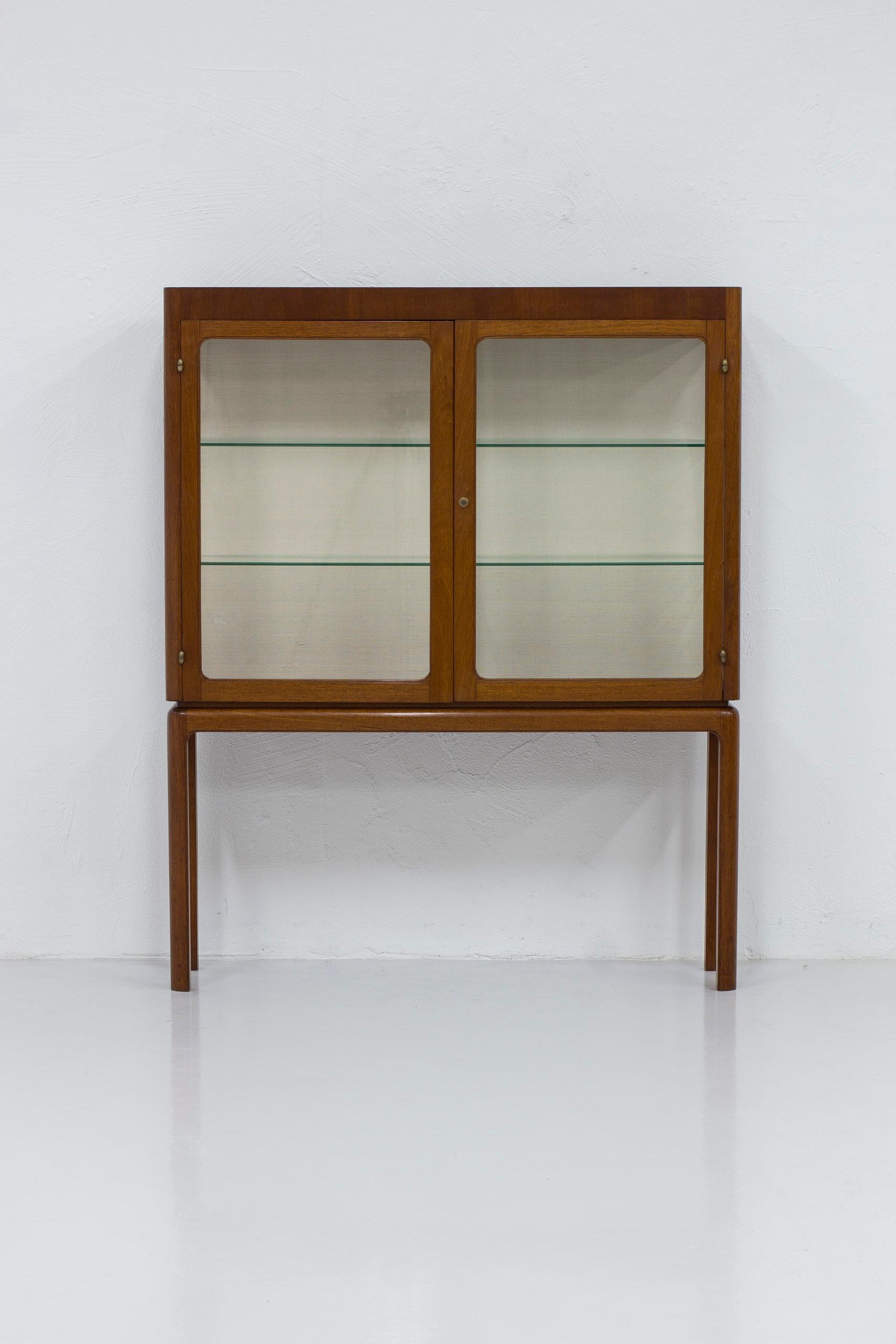 Schwedischer moderner Vitrinenschrank aus Teakholz und Glas in der Art von Acking, Schweden (Skandinavische Moderne)
