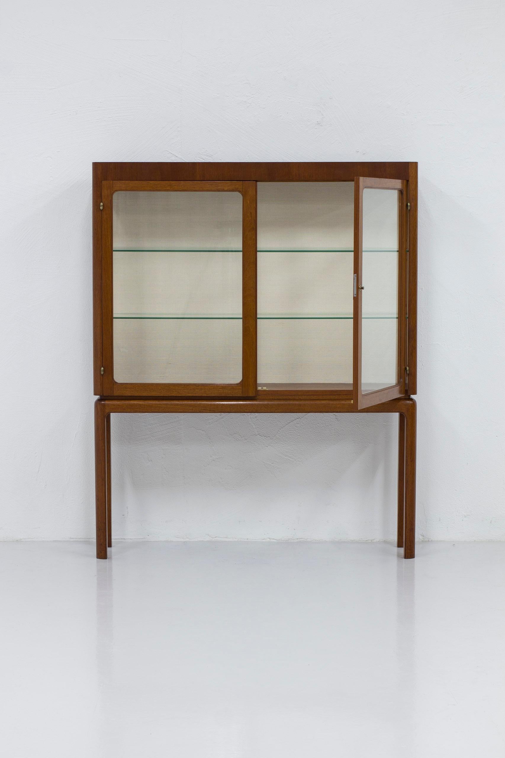 Schwedischer moderner Vitrinenschrank aus Teakholz und Glas in der Art von Acking, Schweden im Zustand „Gut“ in Hägersten, SE