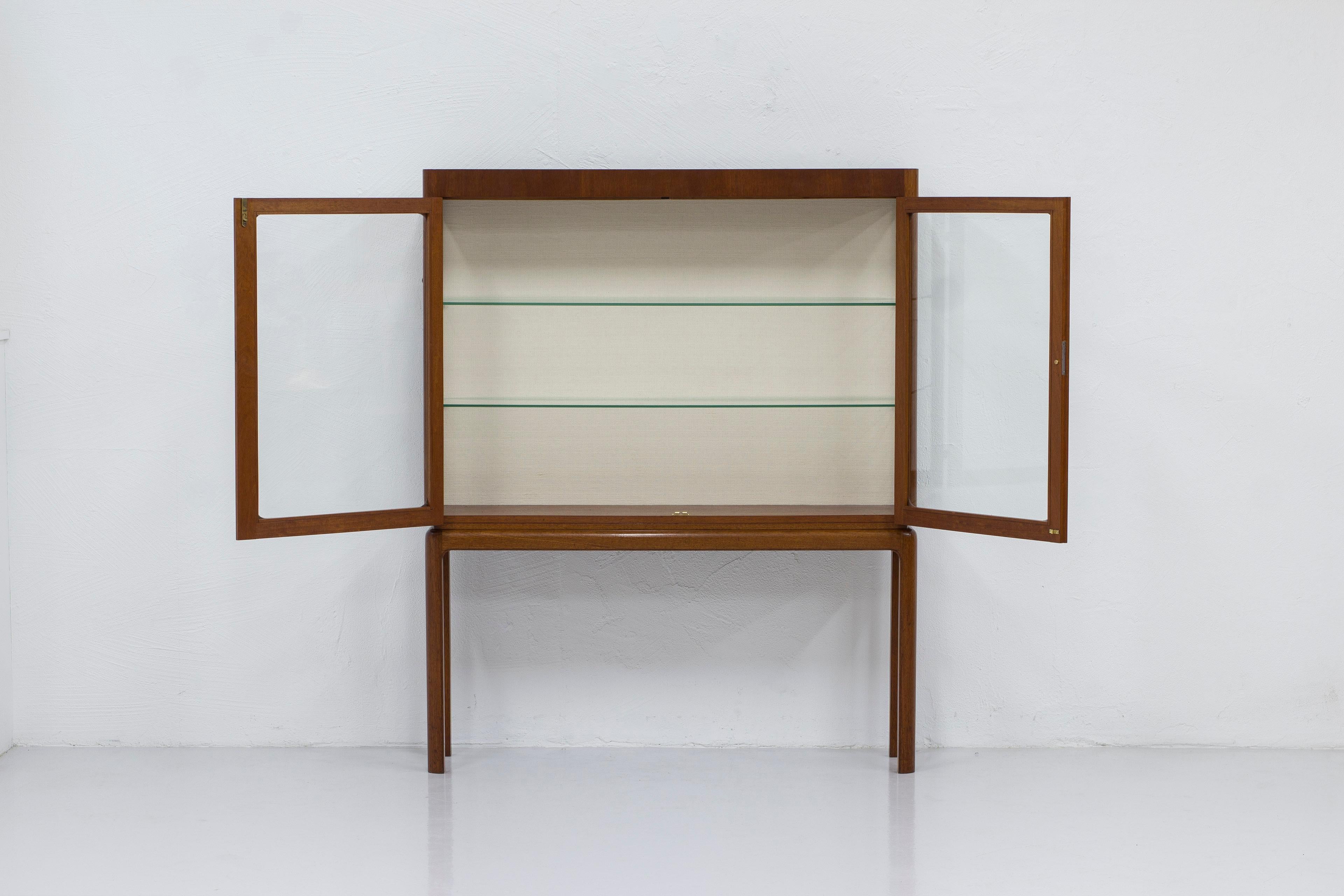 Schwedischer moderner Vitrinenschrank aus Teakholz und Glas in der Art von Acking, Schweden (Mitte des 20. Jahrhunderts)