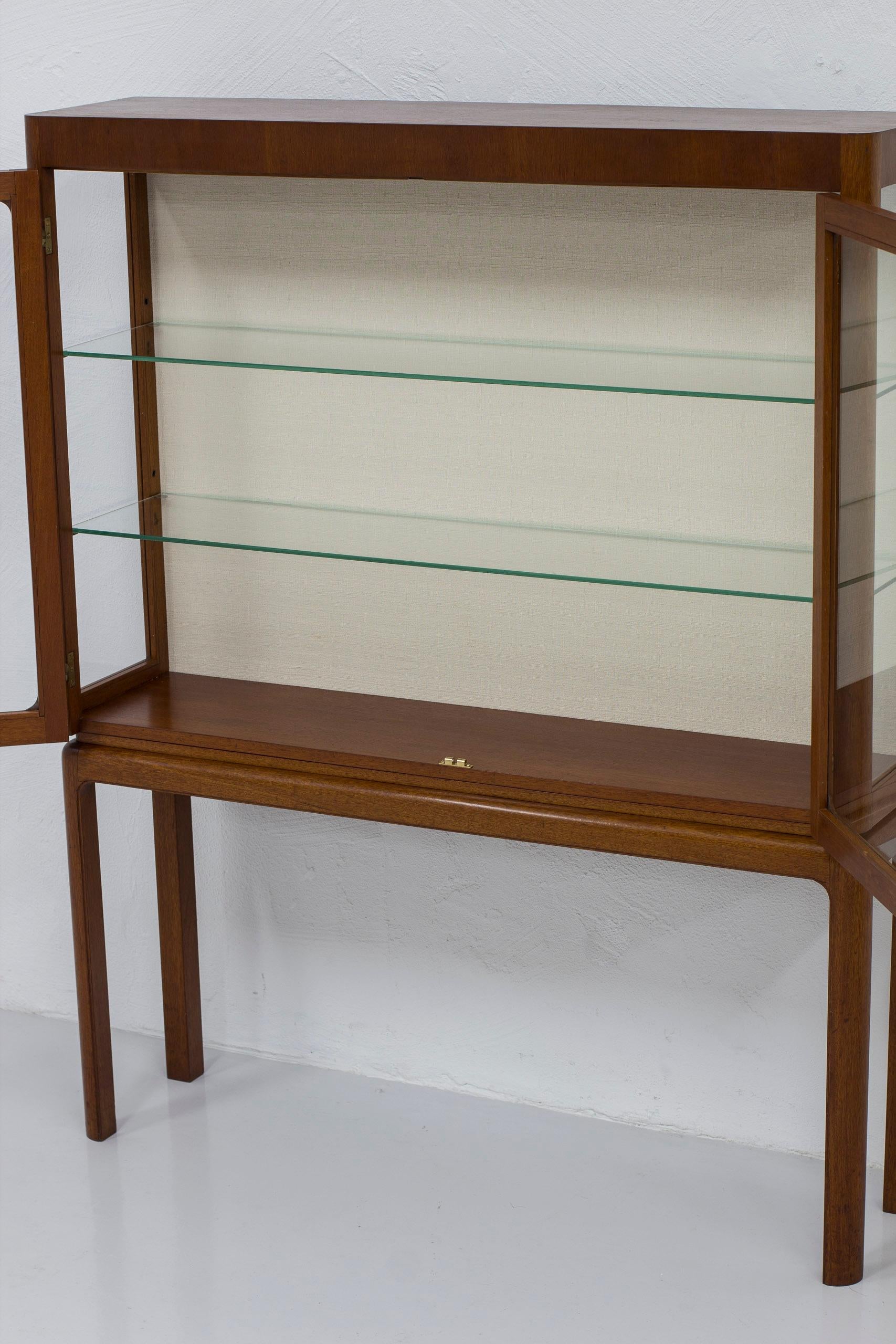 Schwedischer moderner Vitrinenschrank aus Teakholz und Glas in der Art von Acking, Schweden (Messing)